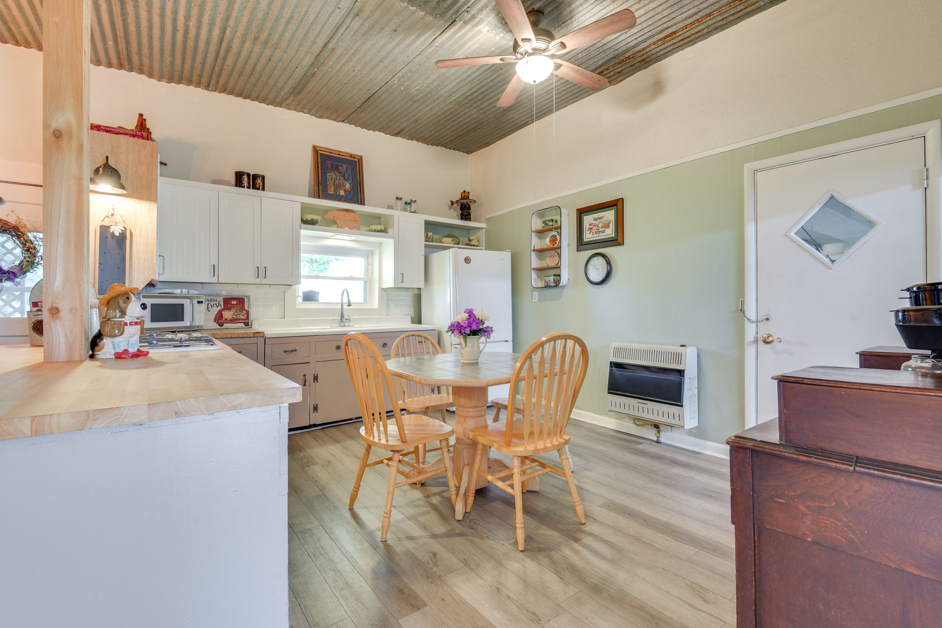 Dining Area | Dishware/Flatware