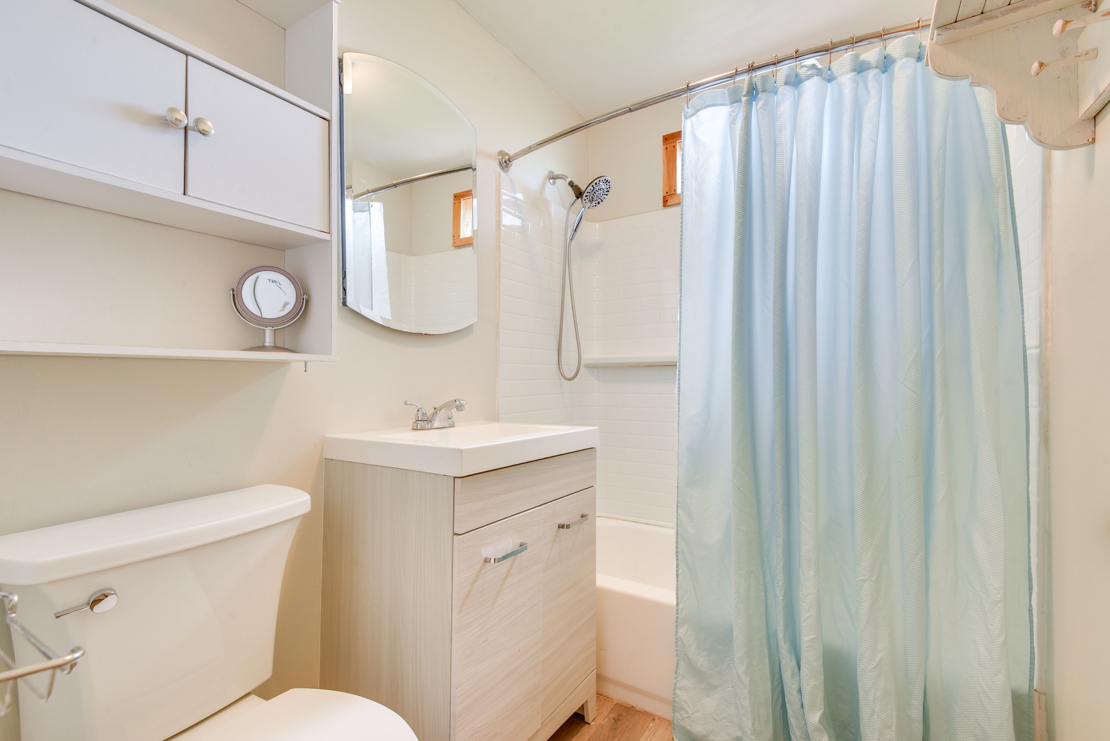 Full Bathroom | Towels Provided | Complimentary Toiletries
