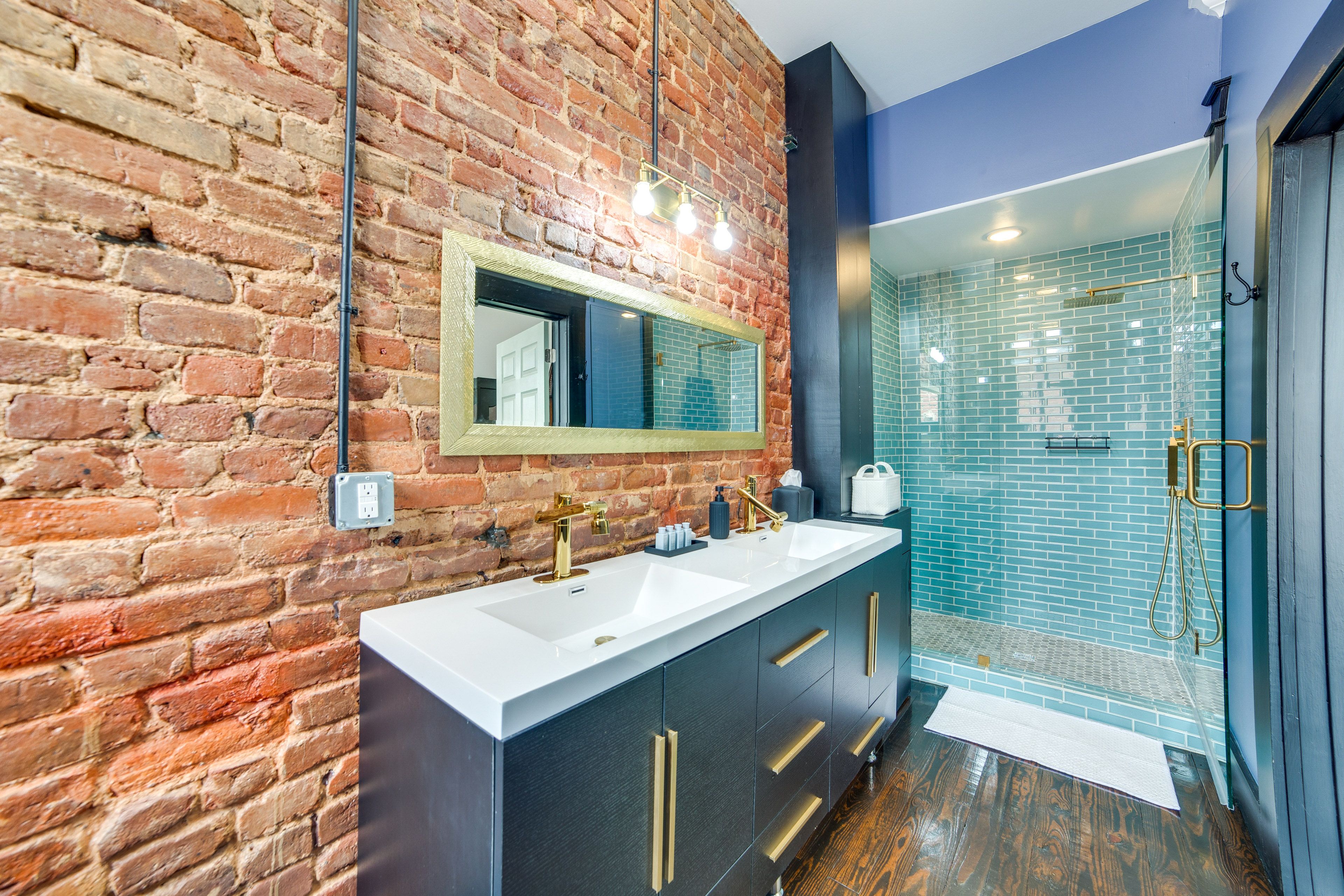 Full Bathroom | Towels Provided