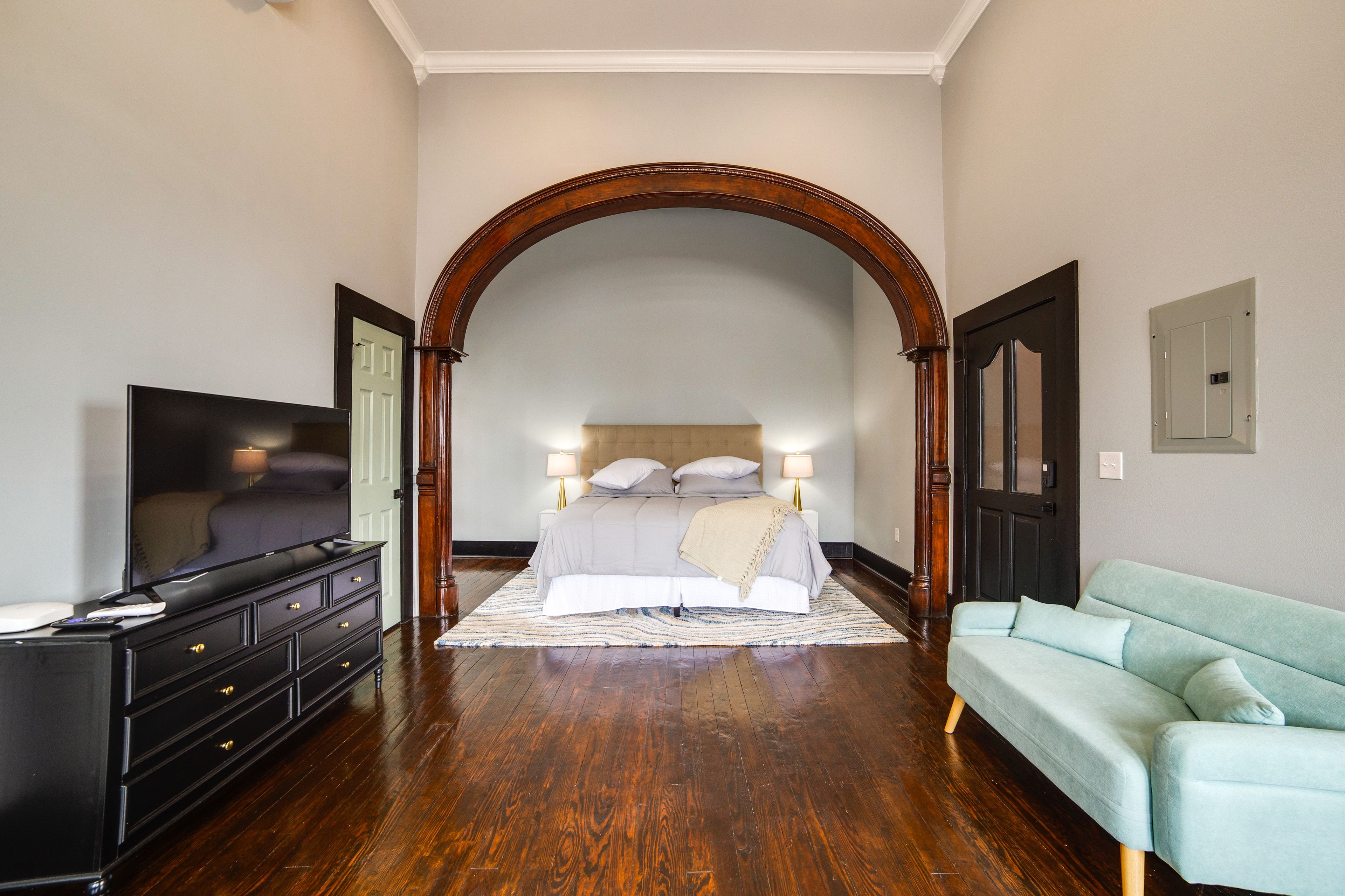 Studio | King Bed | Free WiFi | Central Air Conditioning/Heat