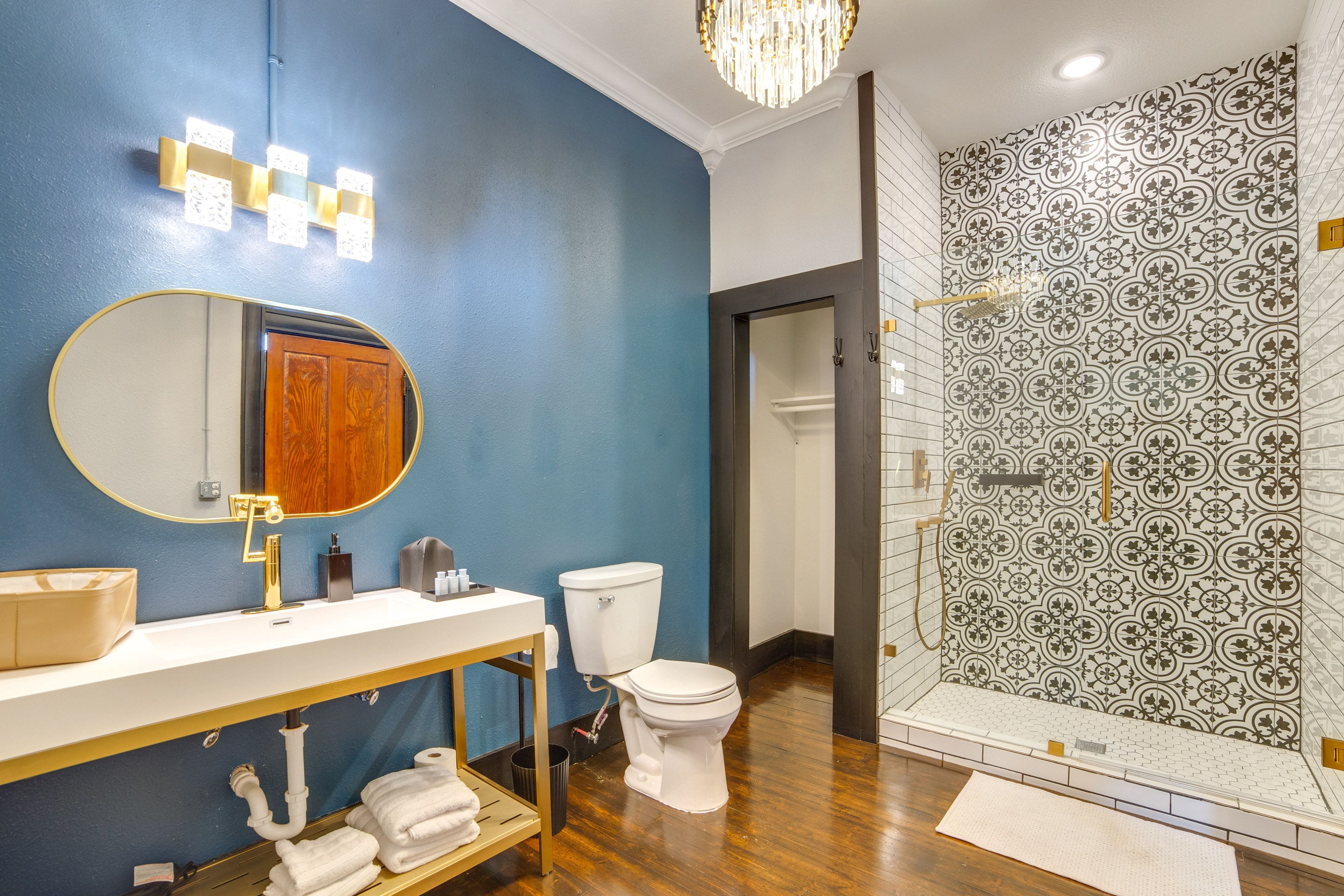 Full Bathroom | Towels Provided