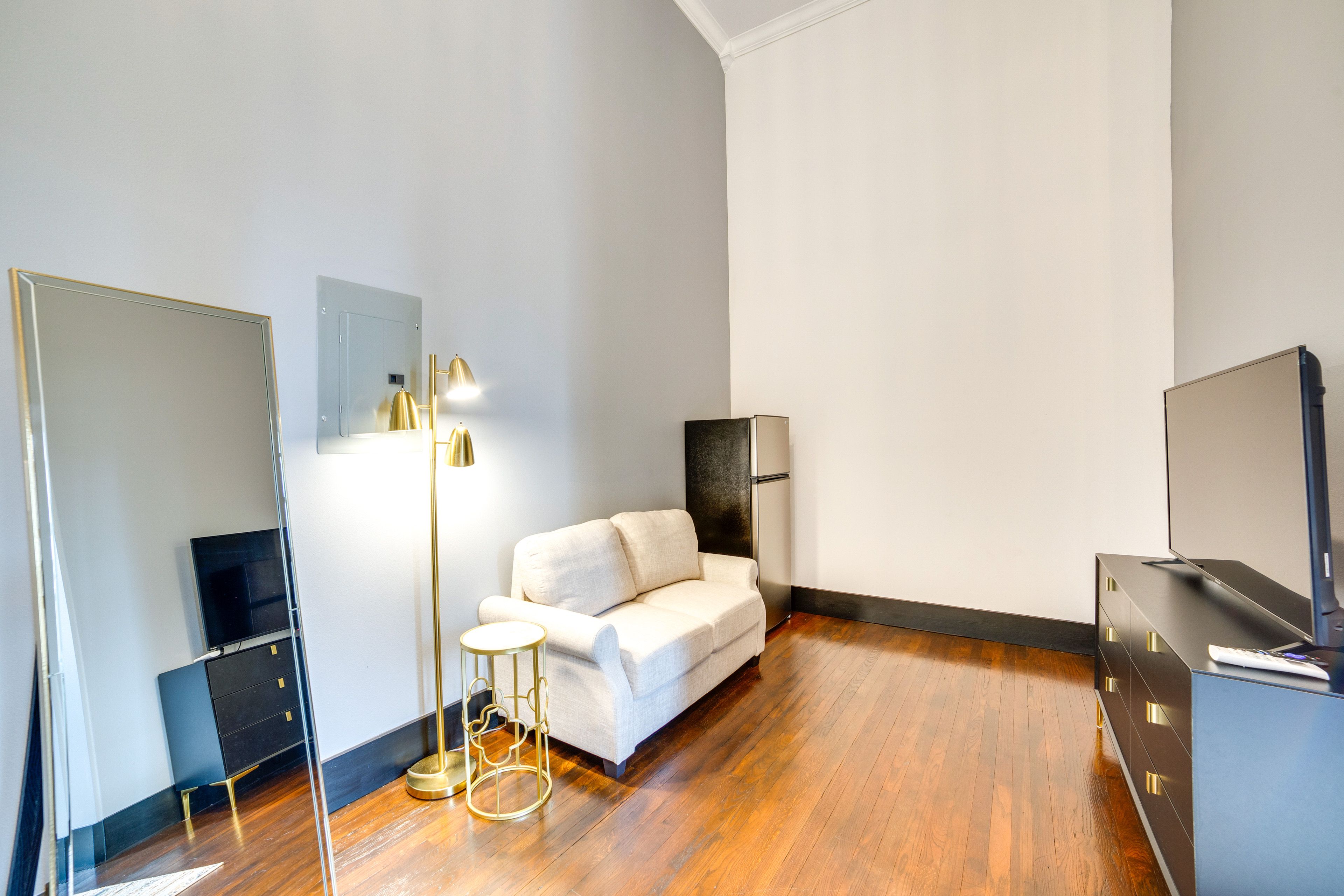 Sitting Area | Smart TV | Single-Story Unit