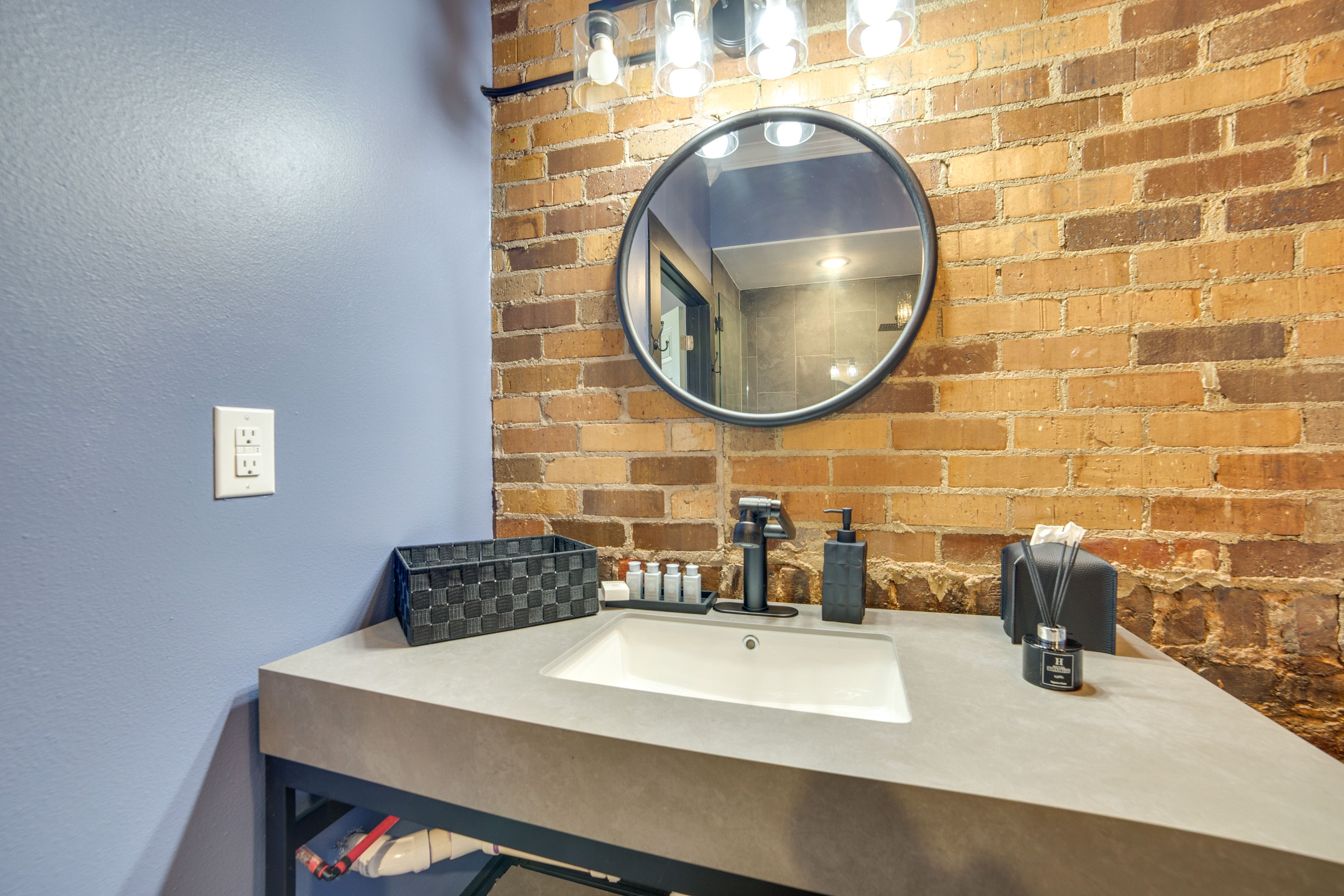Full Bathroom | Towels Provided