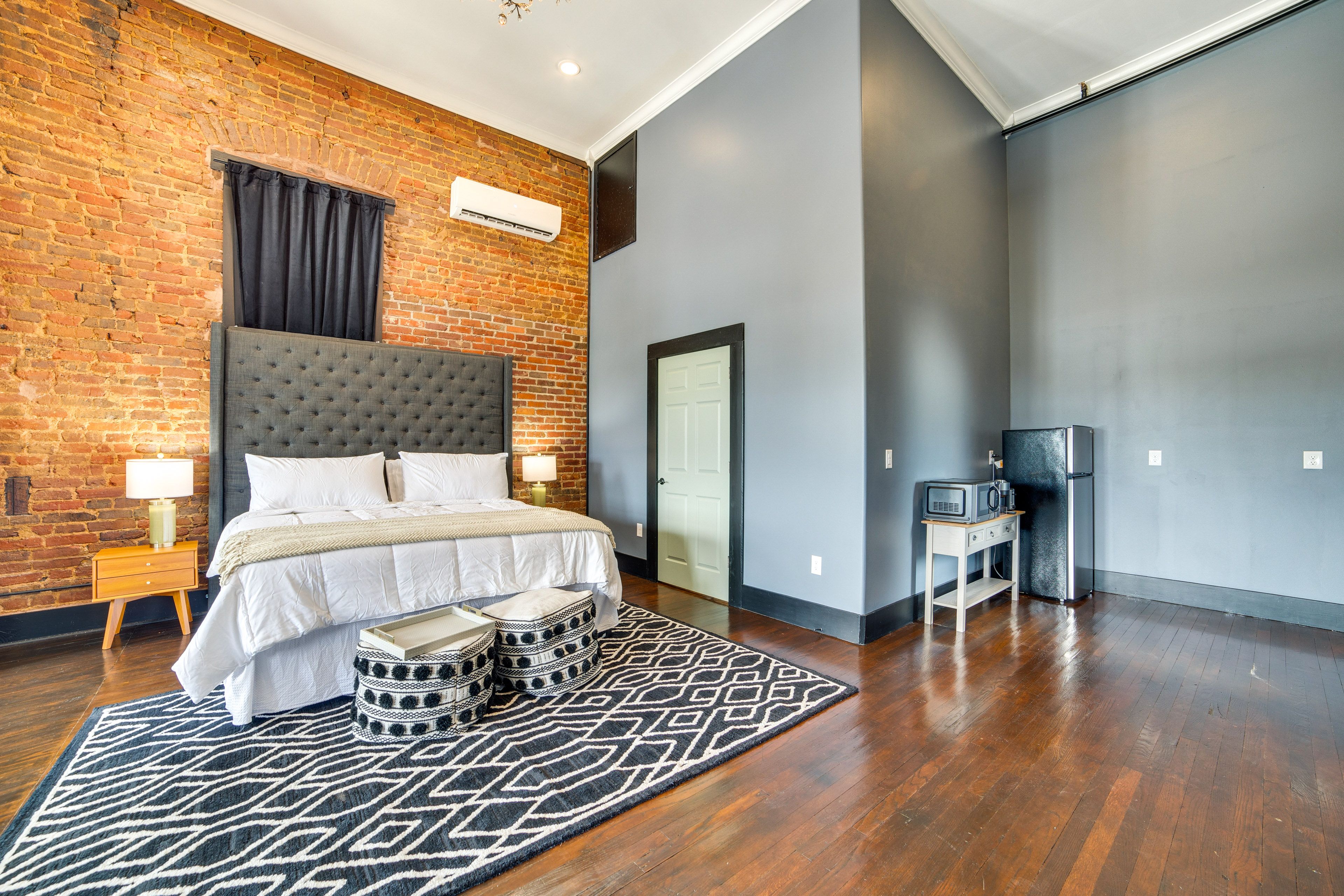 Studio Space | Kitchenette | Desk | Free WiFi | Central Air Conditioning/Heat