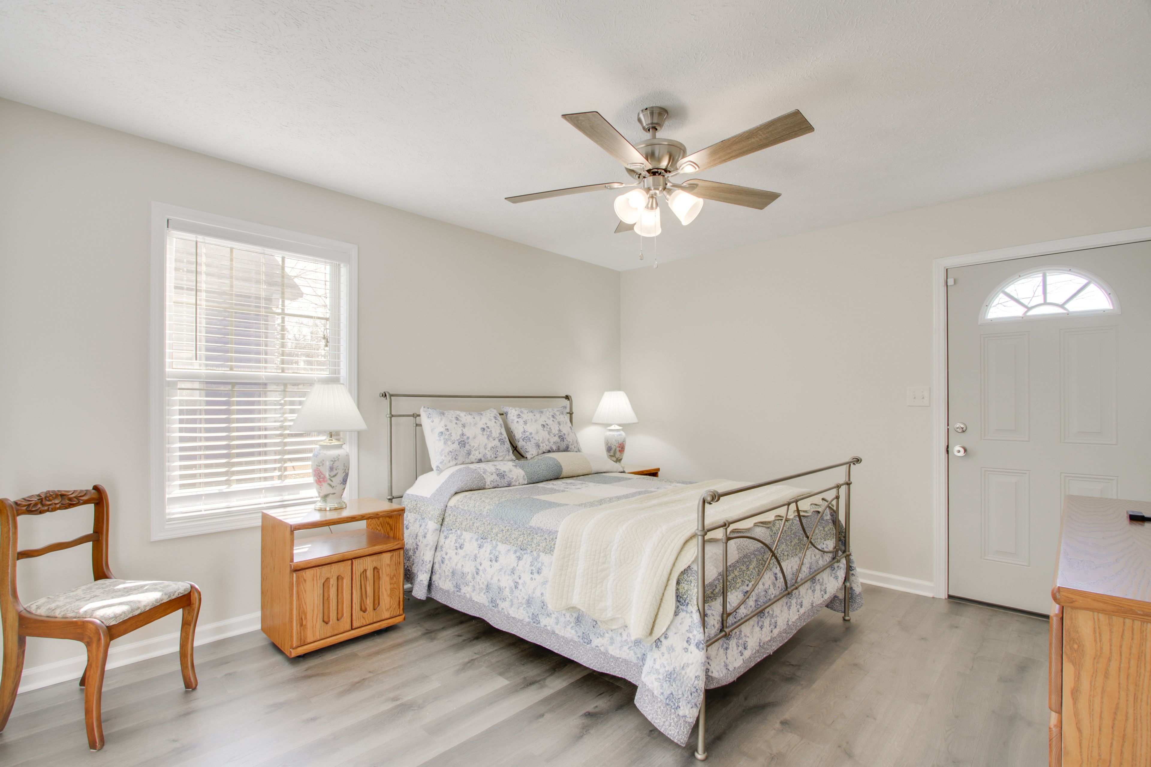 Bedroom 1 | Queen Bed | Smart TV