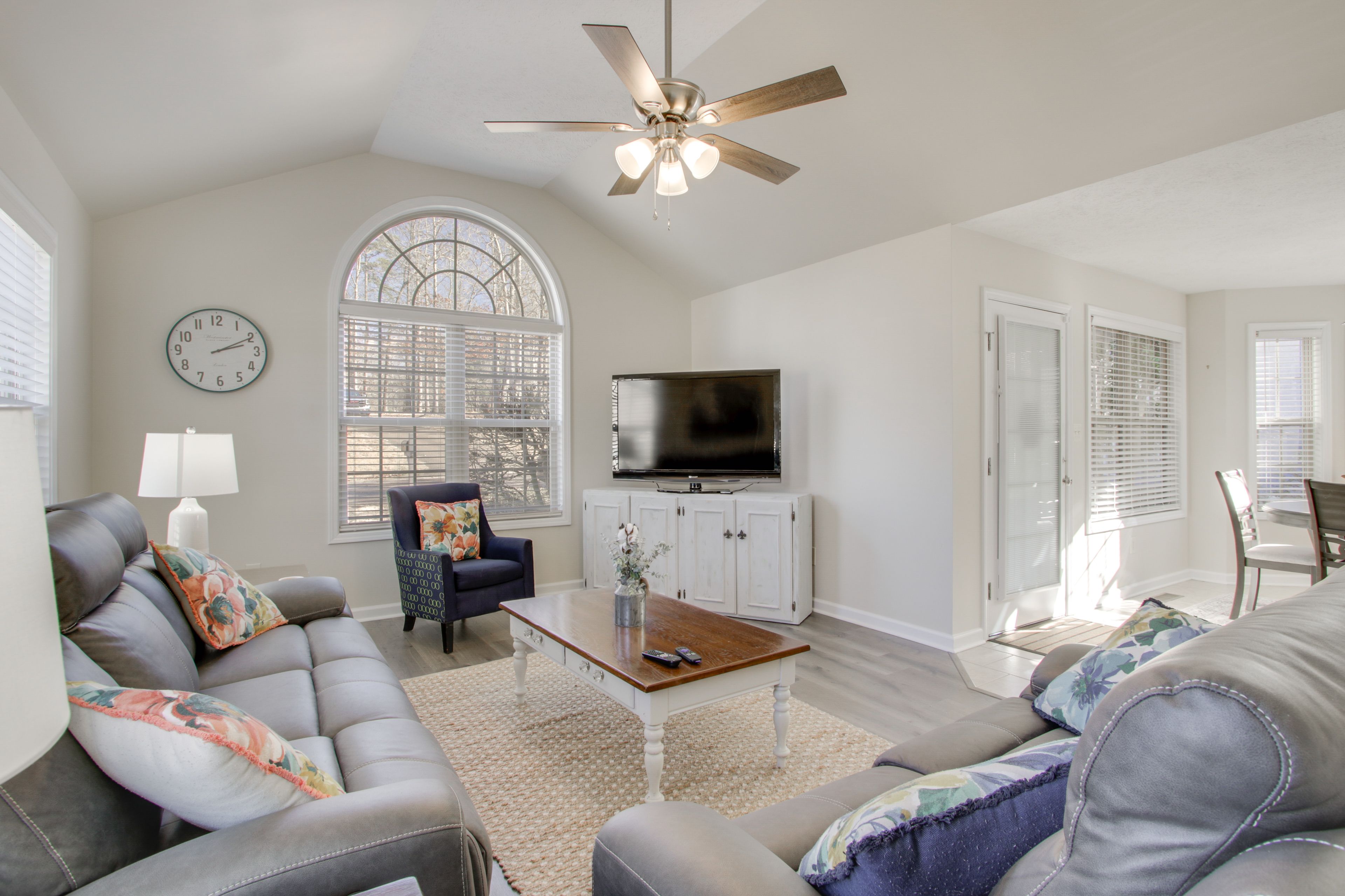 Living Room | Books/Board Games