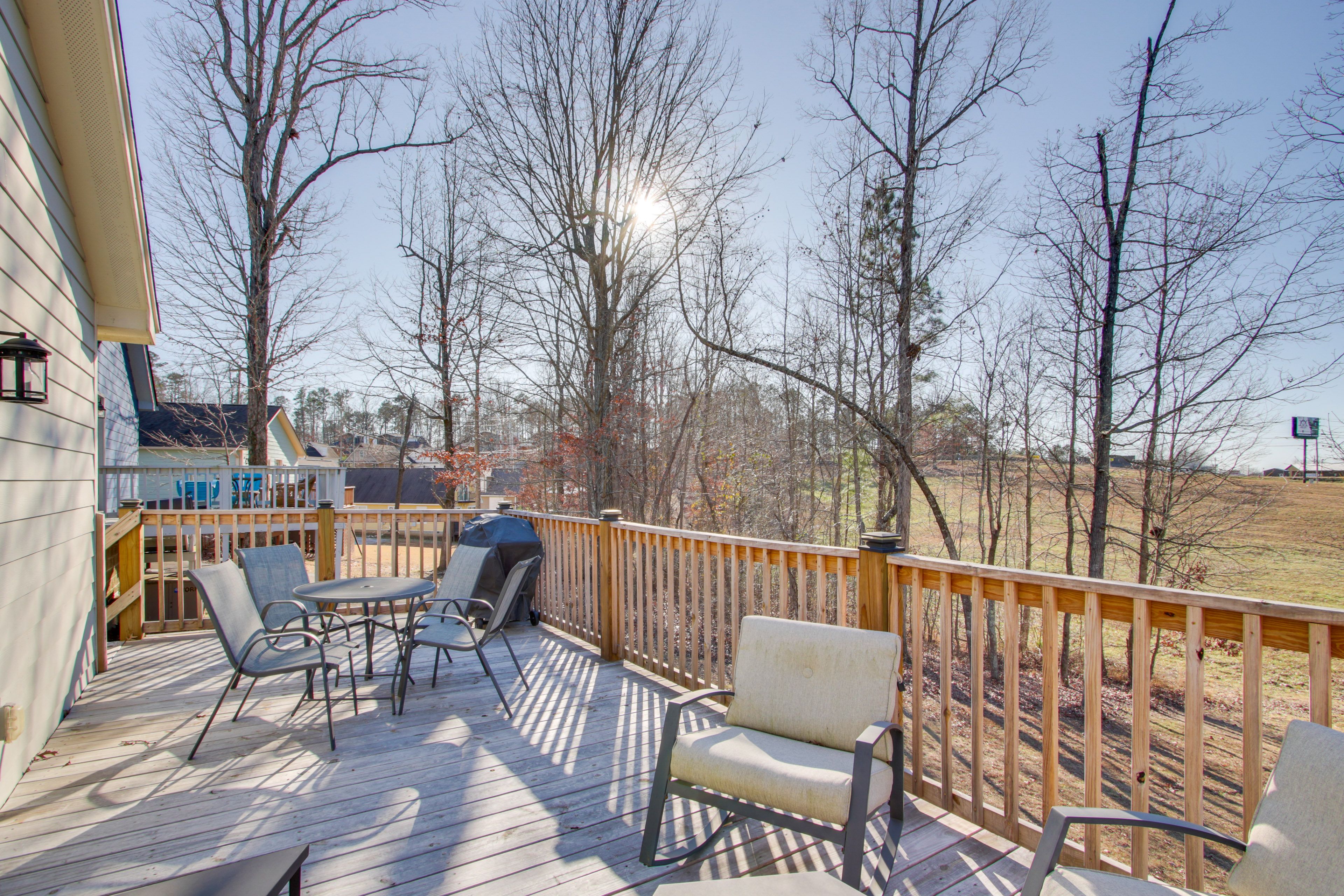 Counce Vacation Rental | 3BR | 2BA | 1,500 Sq Ft | 1 Small Step Required