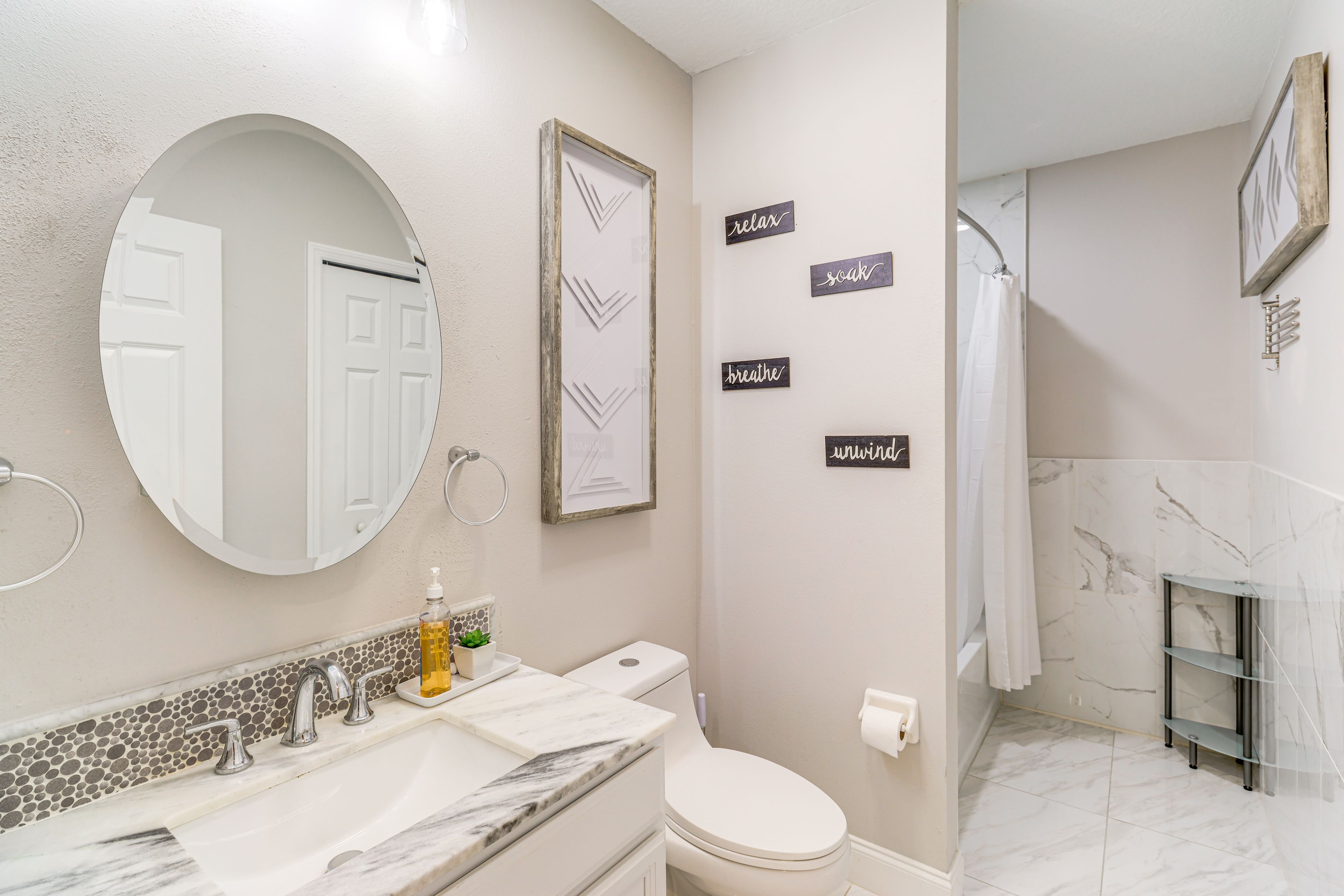 Full Bathroom | Towels Provided