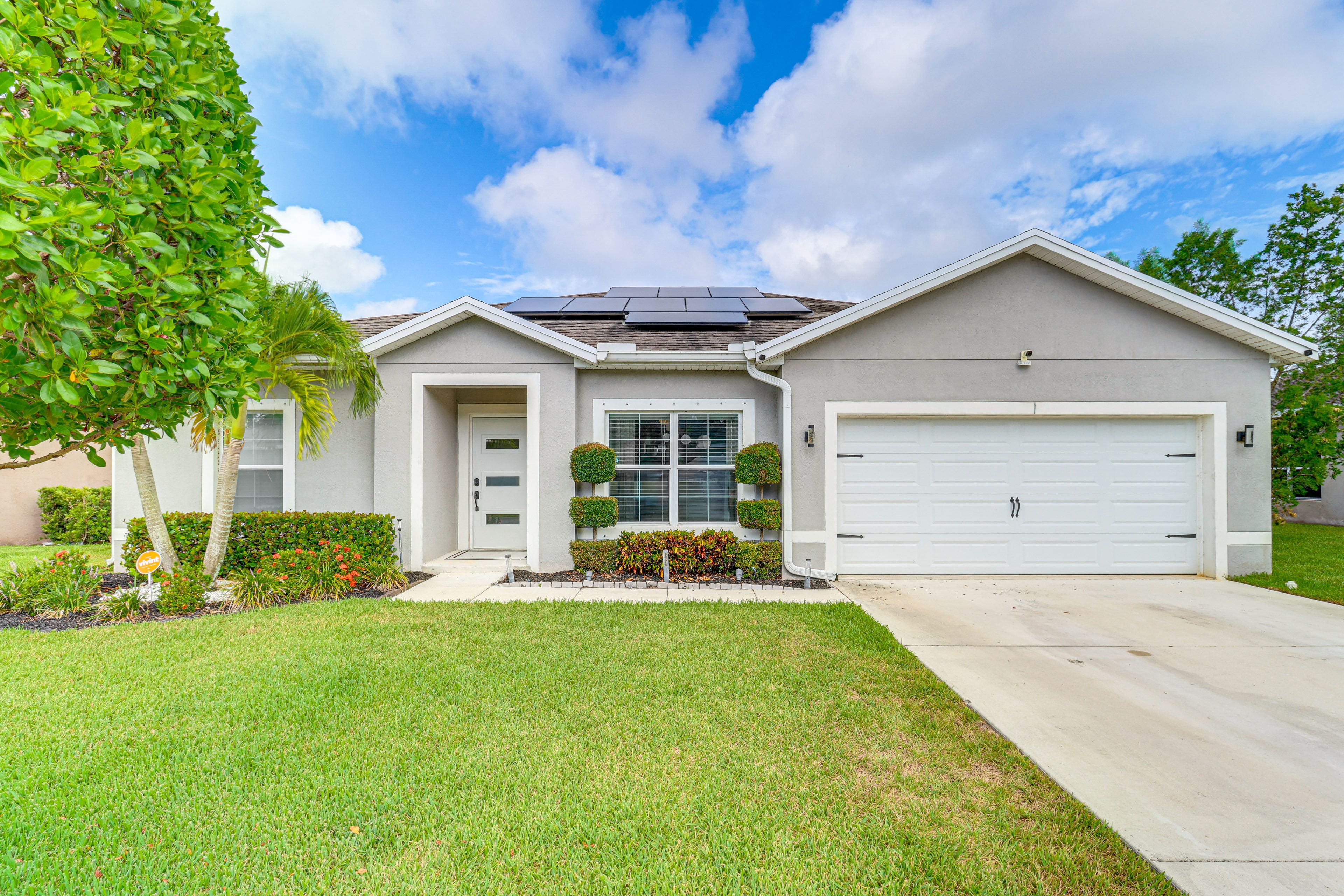 Property Exterior | Single-Story Home | Scenic Lake Views
