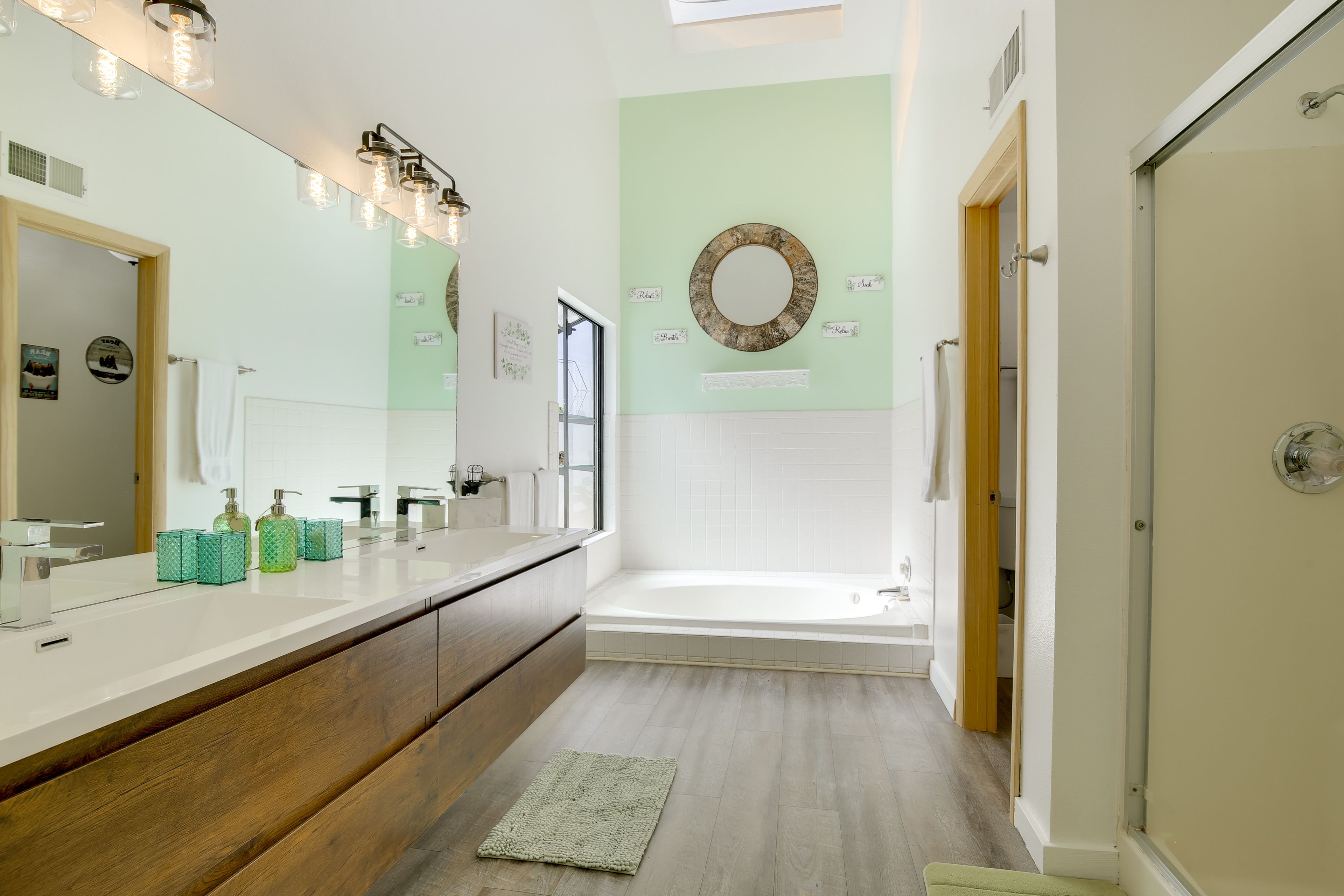 En-Suite Bathroom | Jetted Tub | 1st Floor