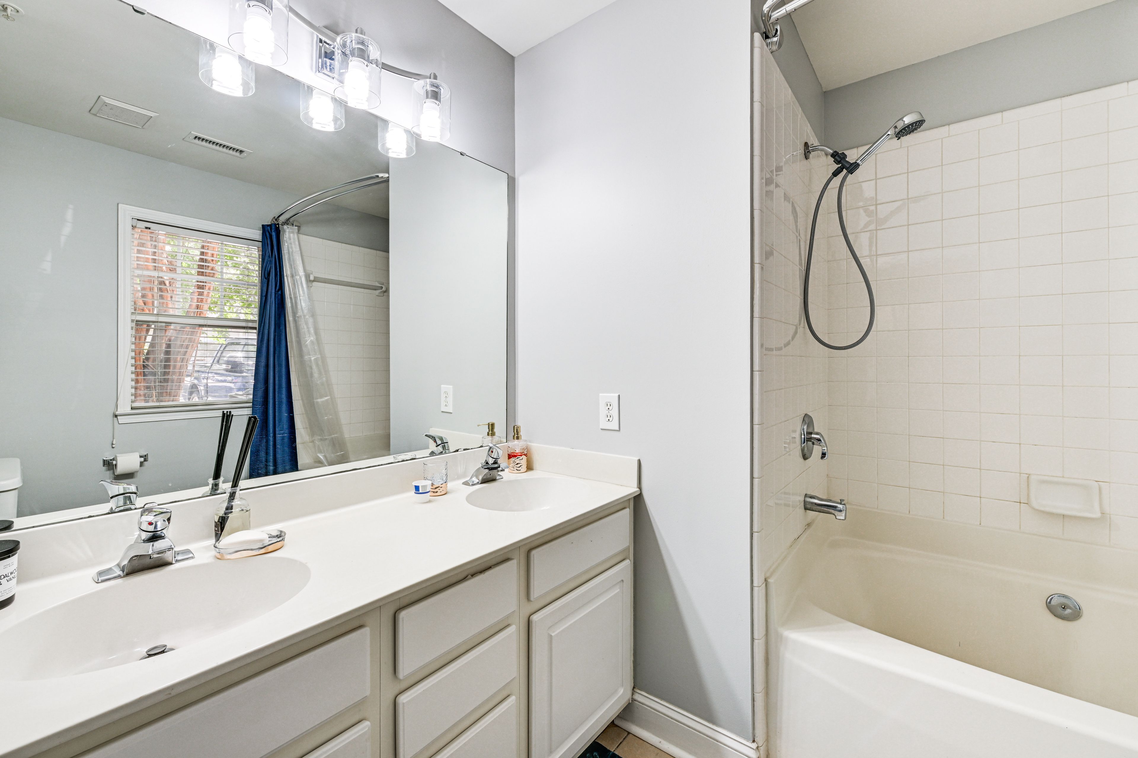 Full Bathroom | Towels Provided