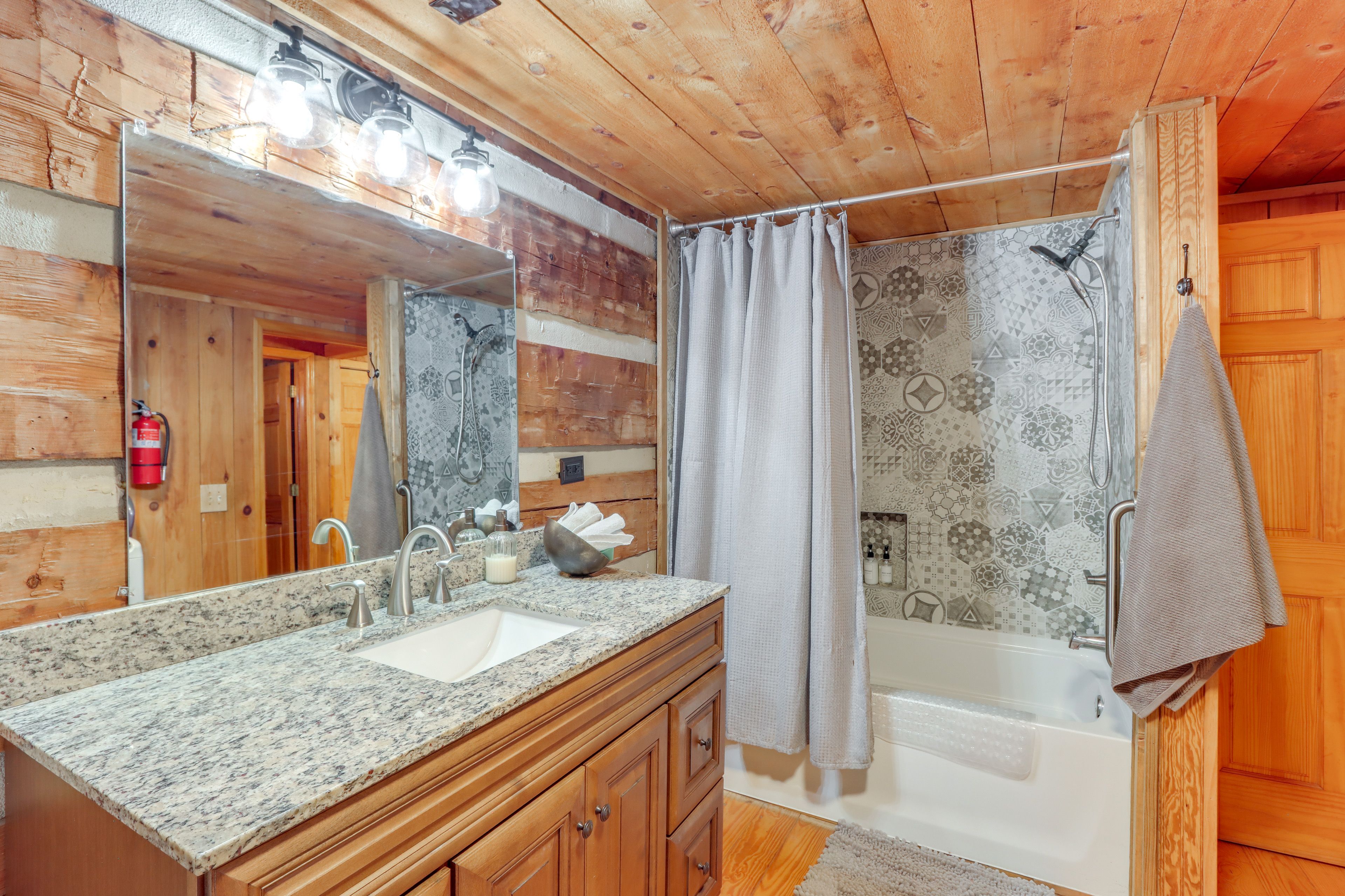 Full Bathroom | 1st Floor | Towels Provided