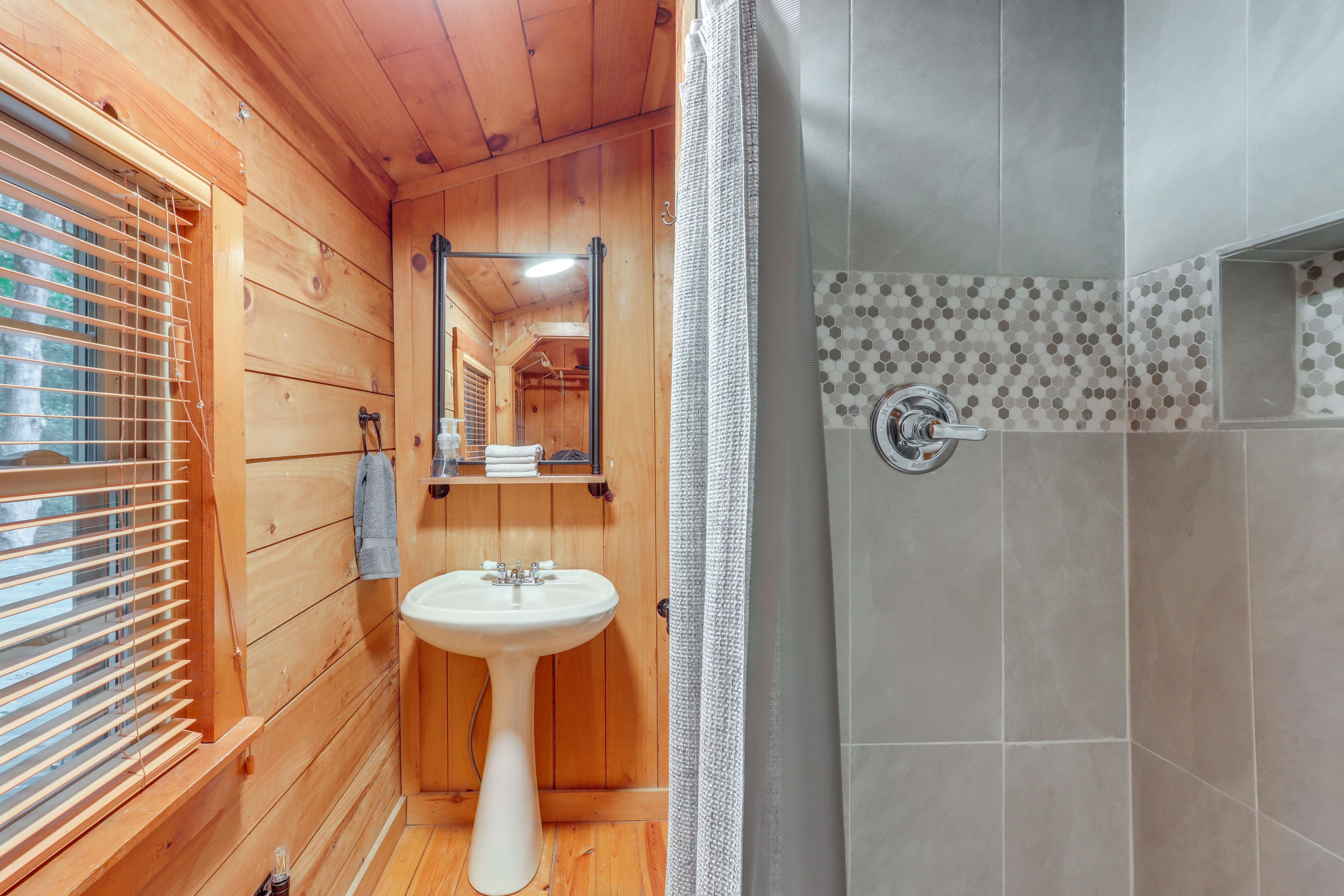 Full Bathroom | 2nd Floor