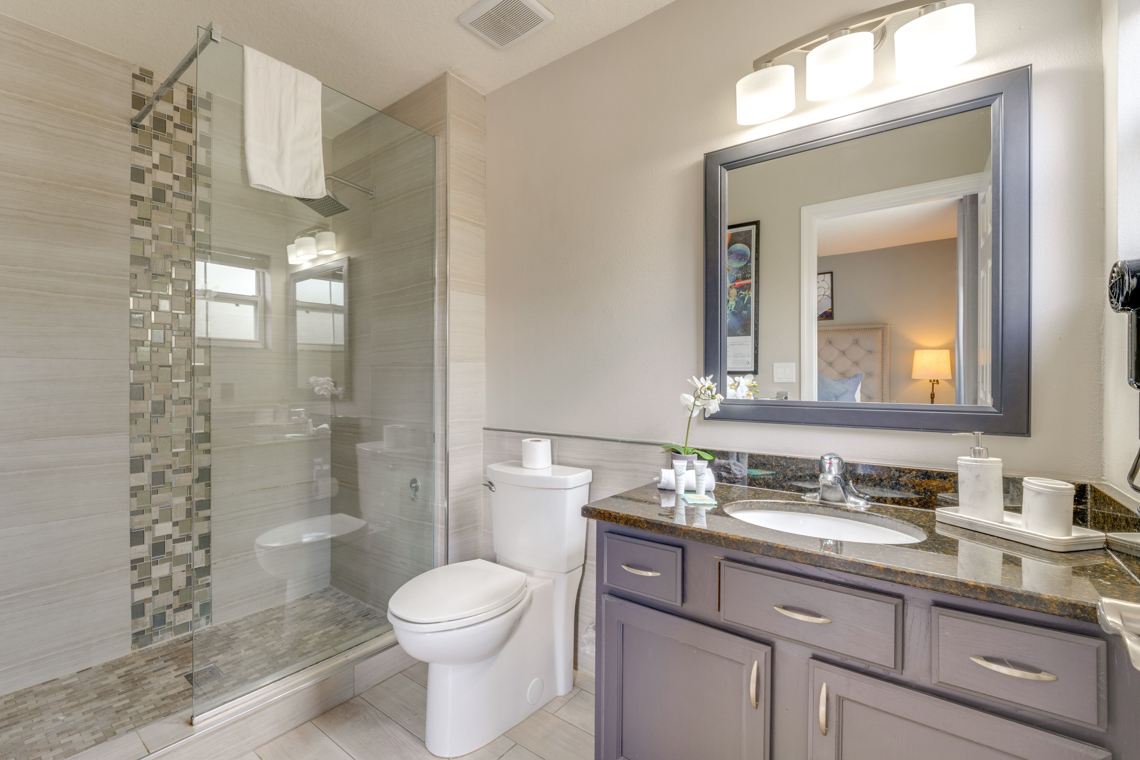 Full Bathroom | 2nd Floor