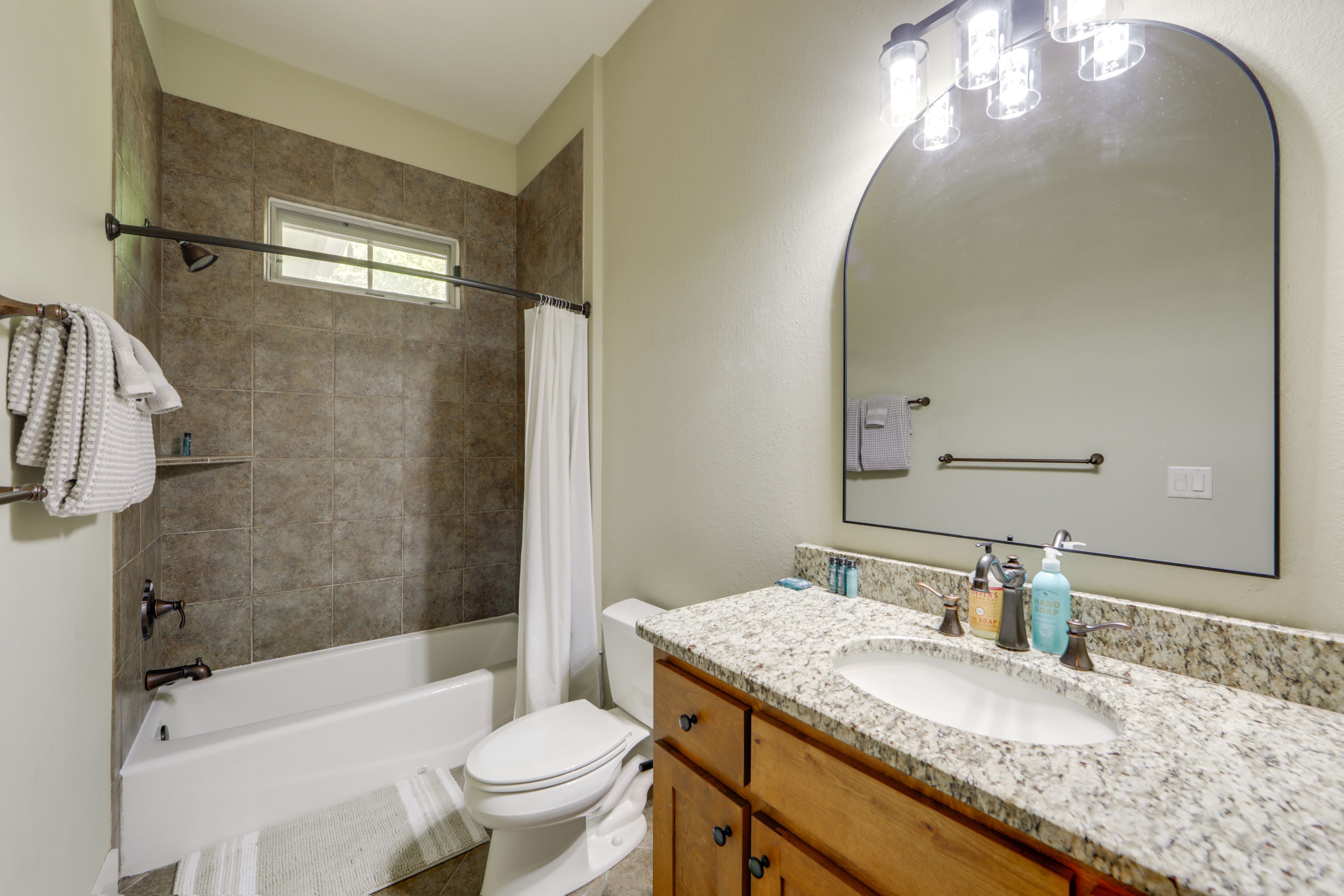 Full Bathroom | 2nd Floor