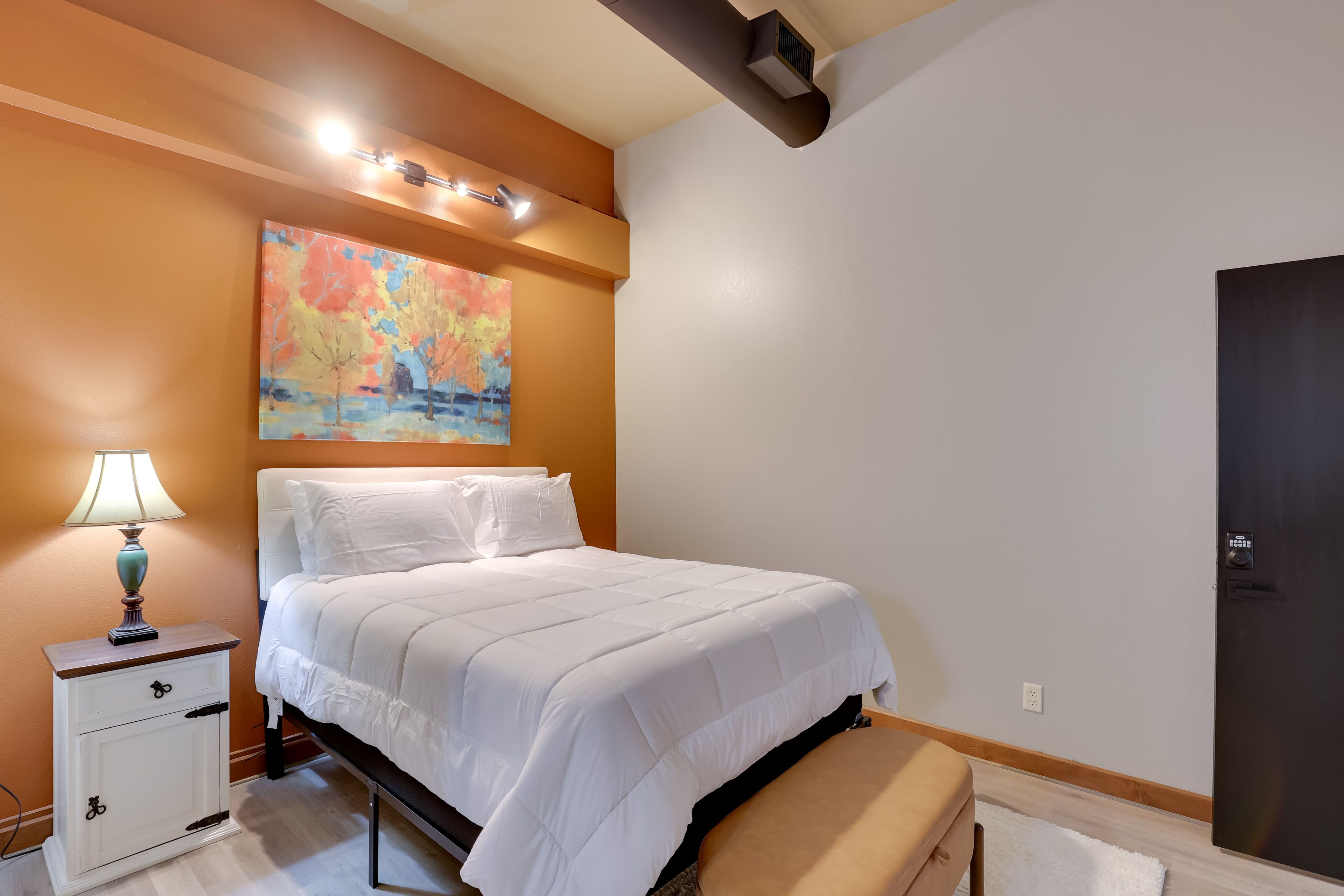 Bedroom 1 | Queen Bed