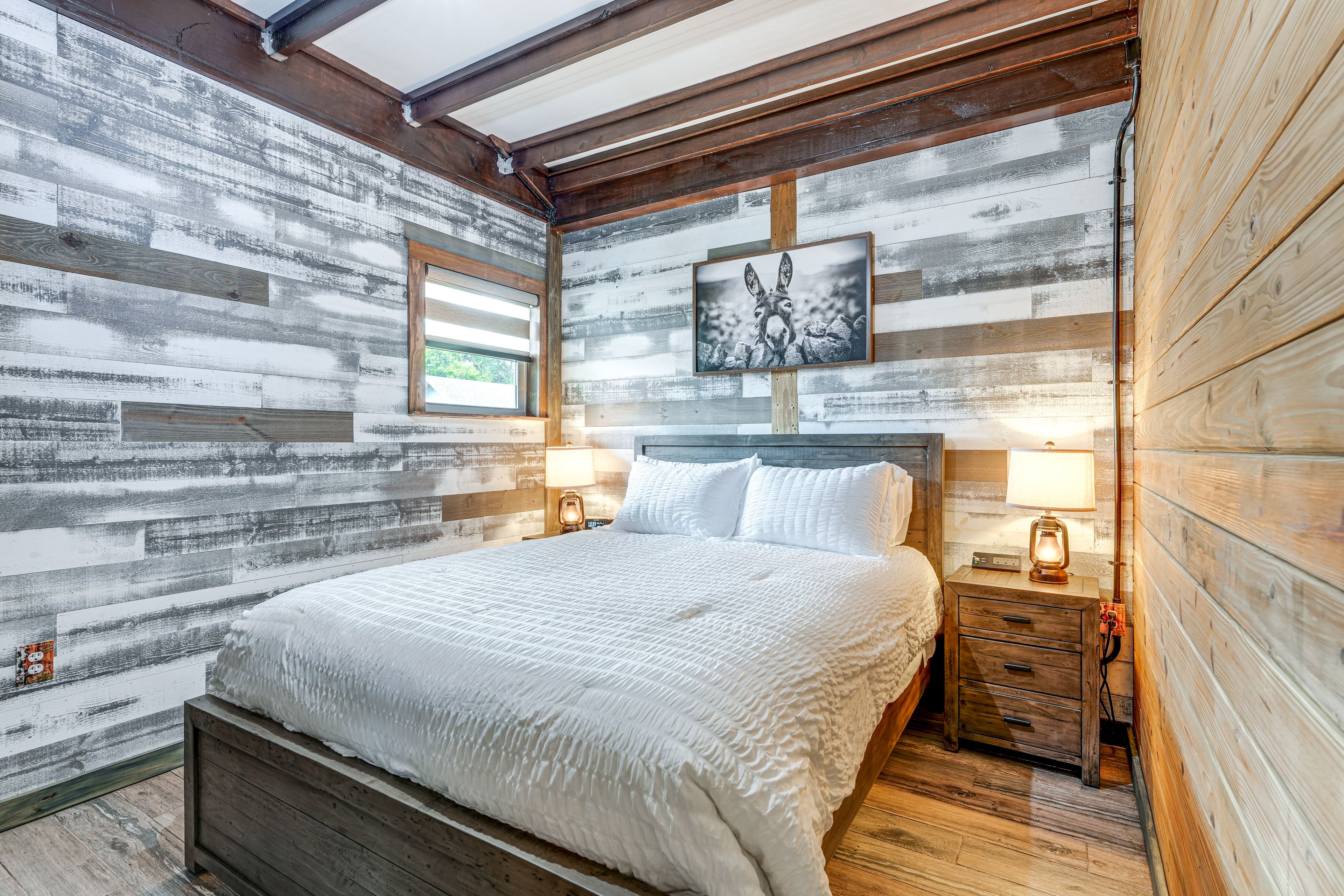 Bedroom | Queen Bed | Linens