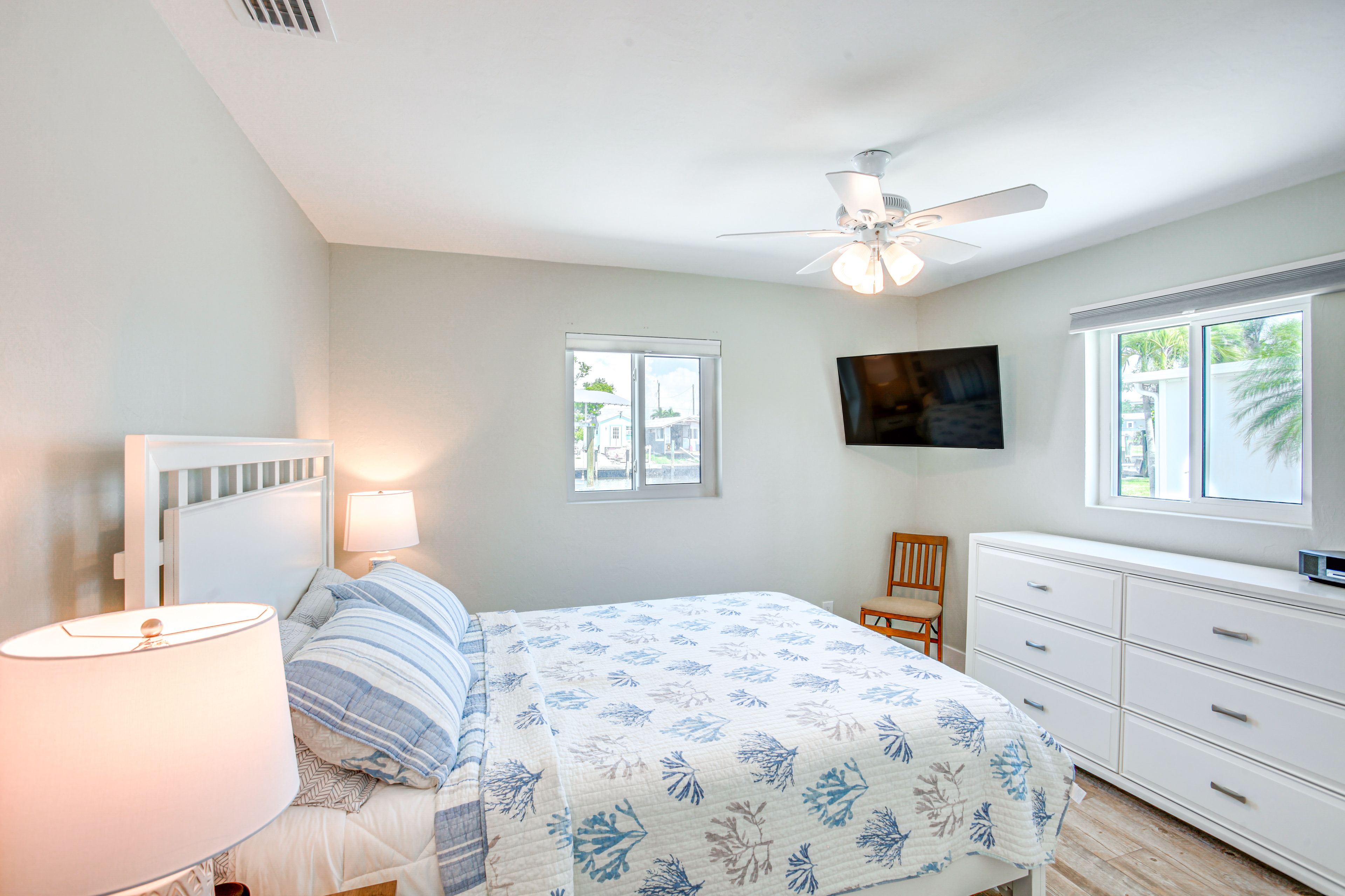 Bedroom 1 | Queen Bed | Smart TV