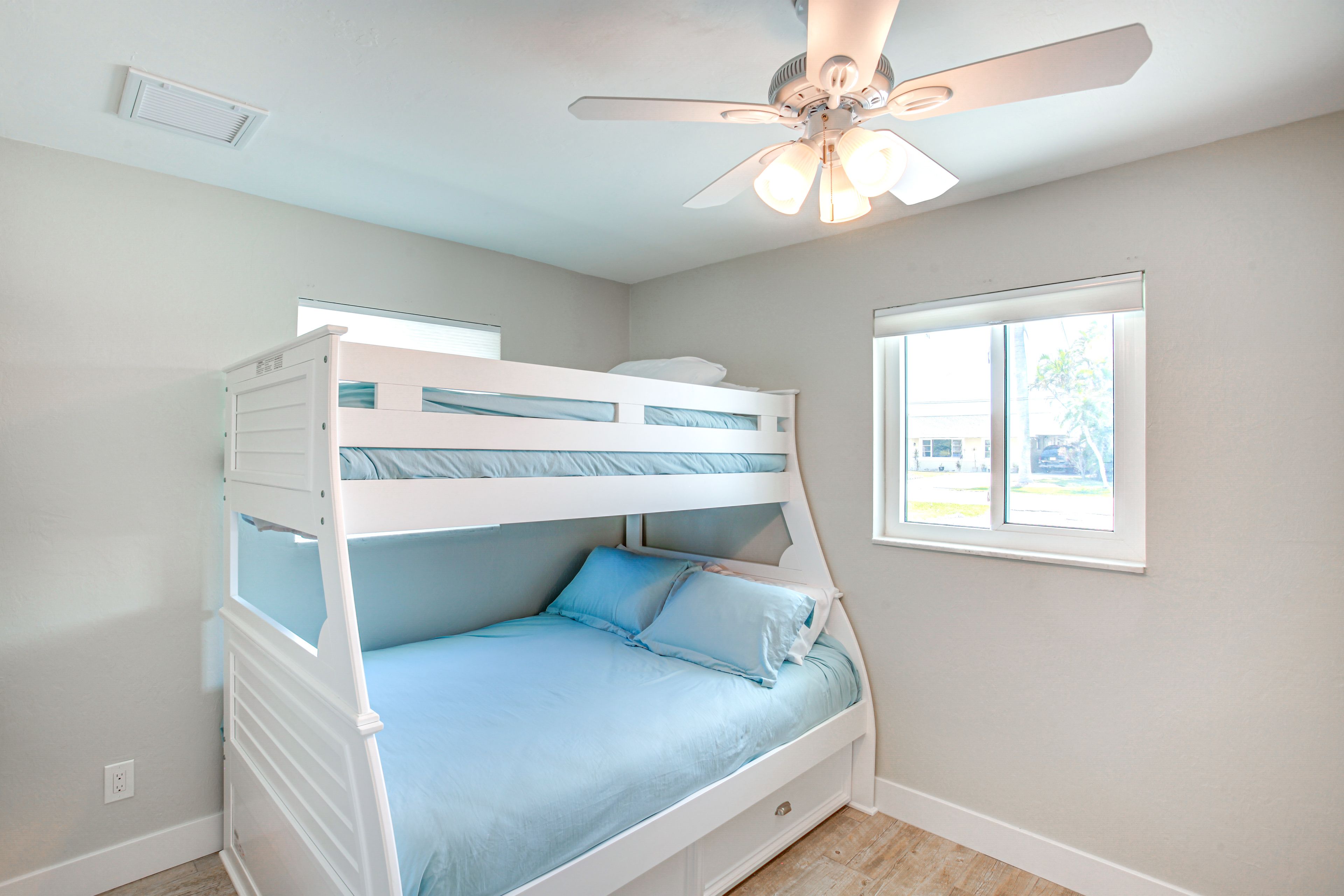Bedroom 2 | Twin/Full Bunk Bed w/ Twin Trundle