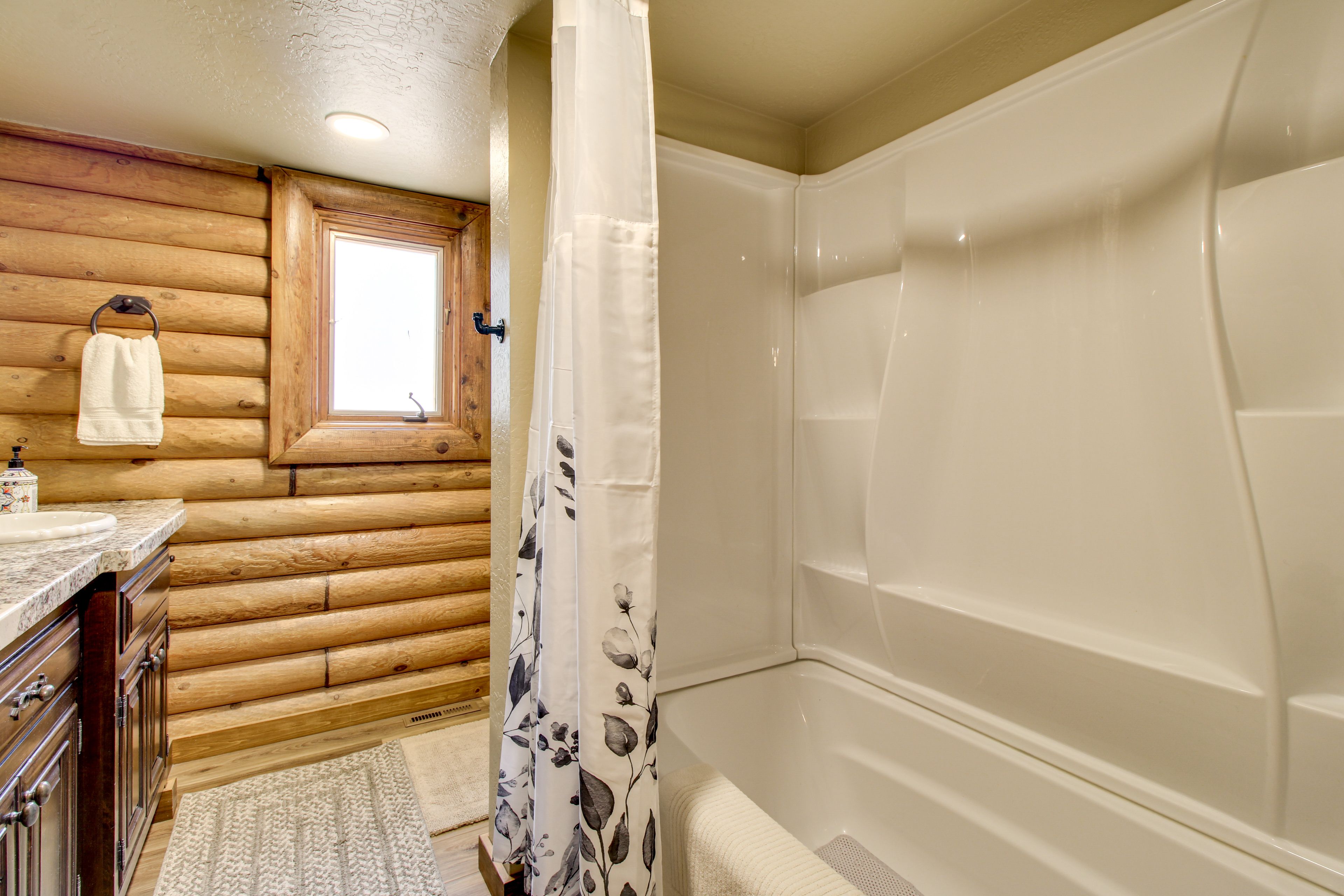 Full Bathroom | 1st Floor | Towels Provided