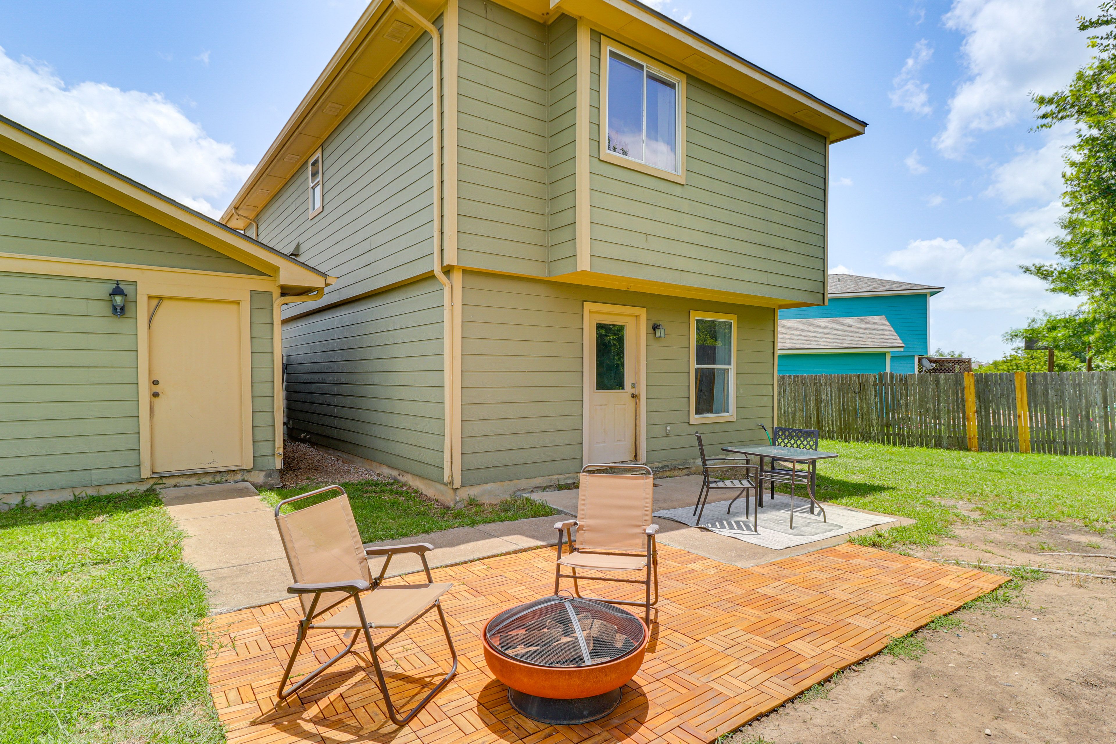 Manor Vacation Rental | 3BR | 2.5BA | 1,567 Sq Ft | 2 Steps to Enter
