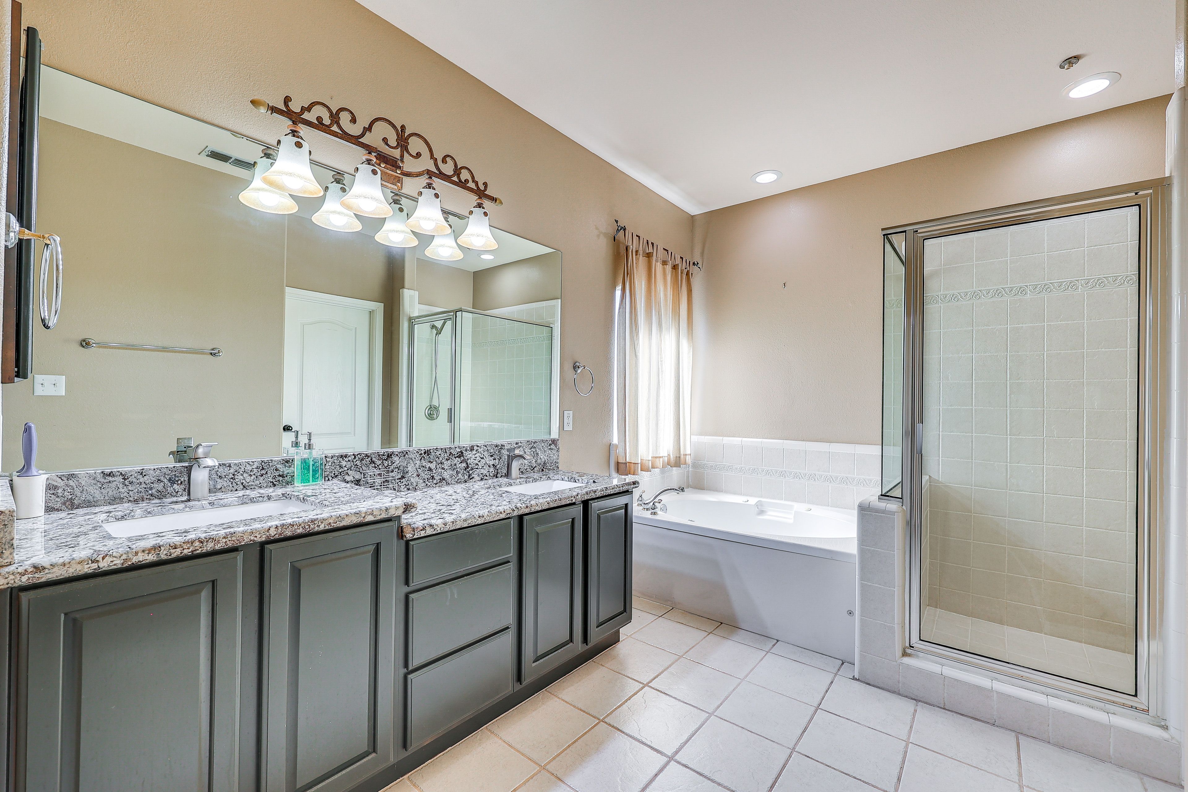 En-Suite Bathroom | Towels Provided | 1st Floor