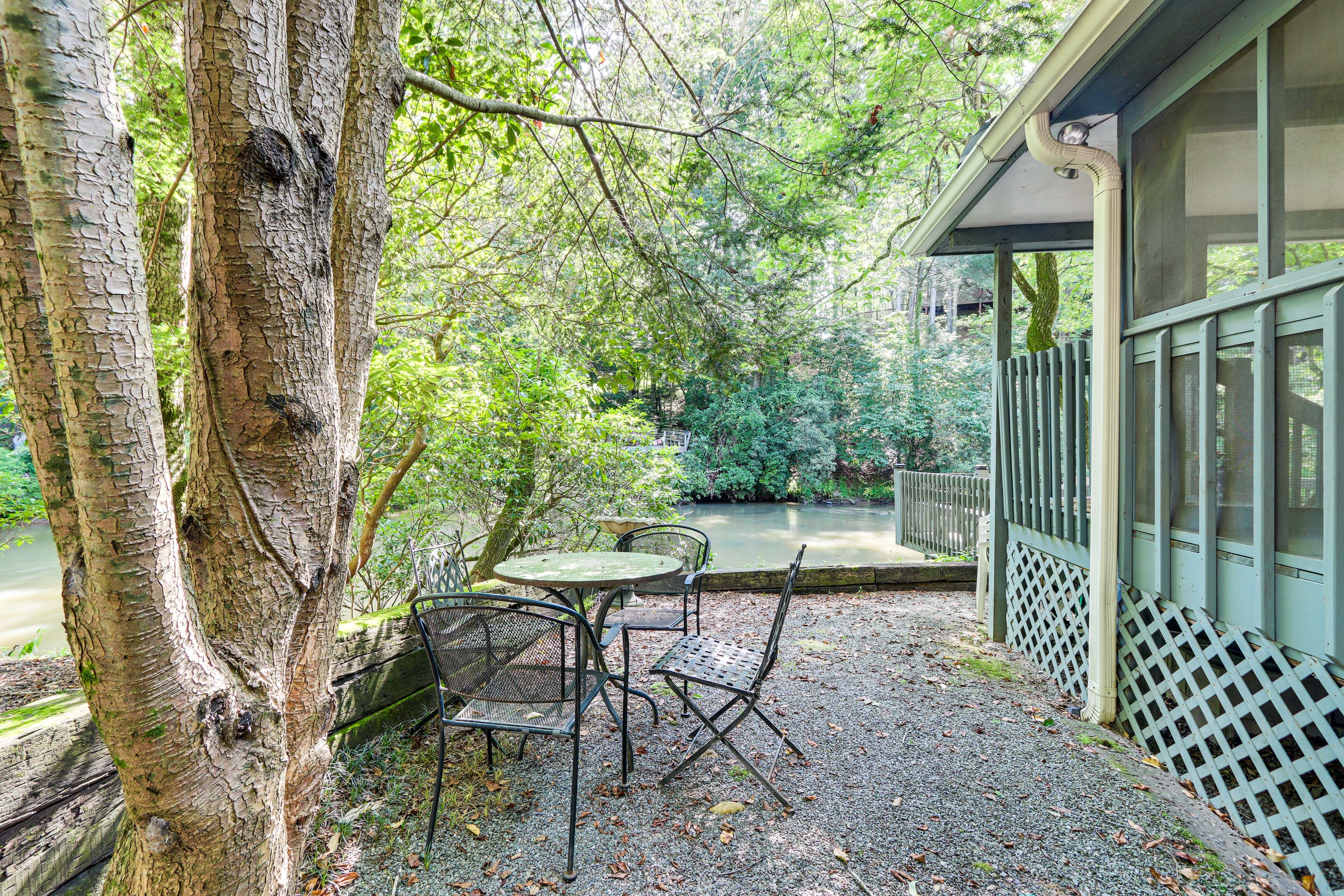 Private Yard | Dining Area