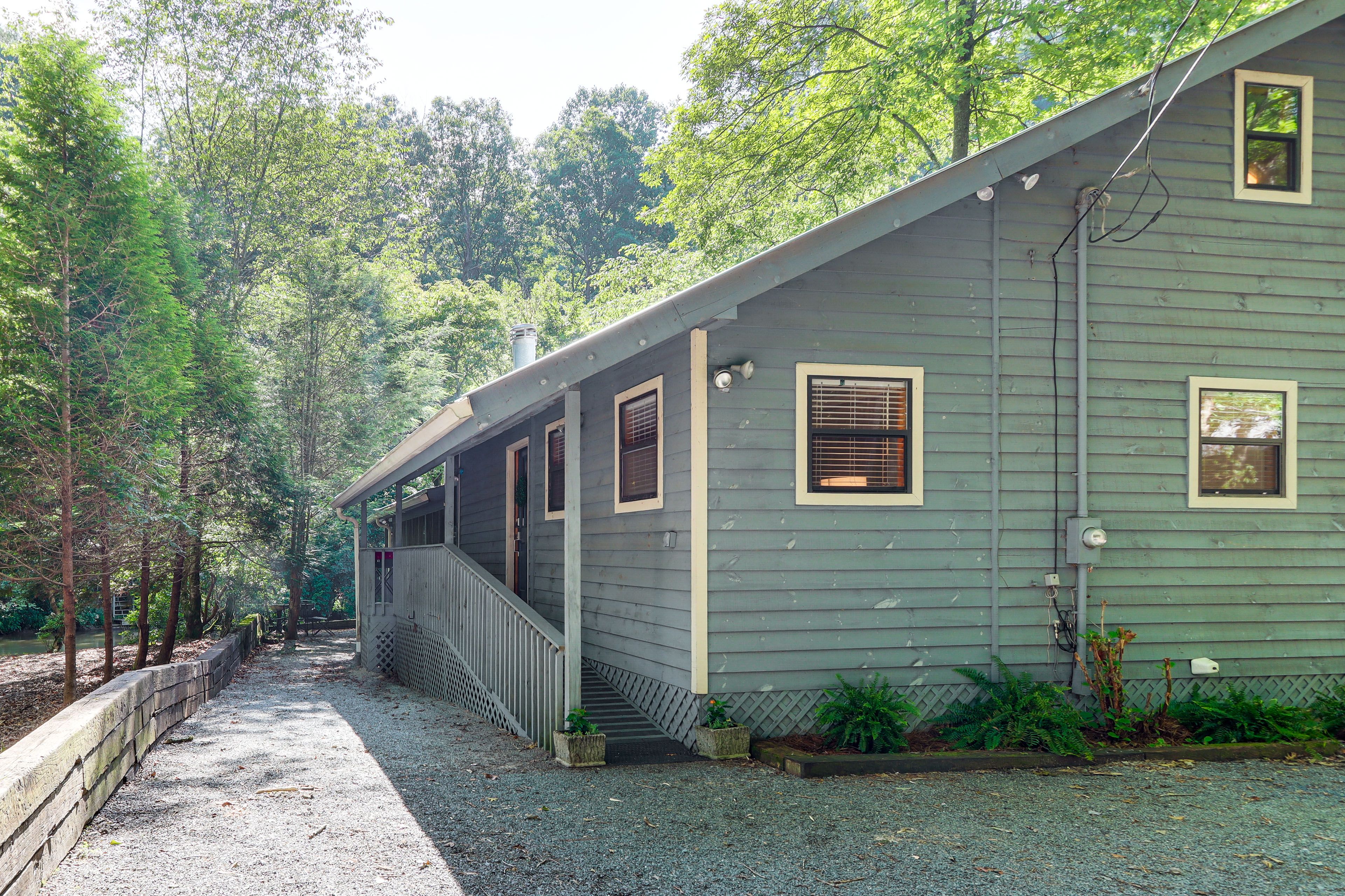 Parking | Gravel Driveway (3 Vehicles)