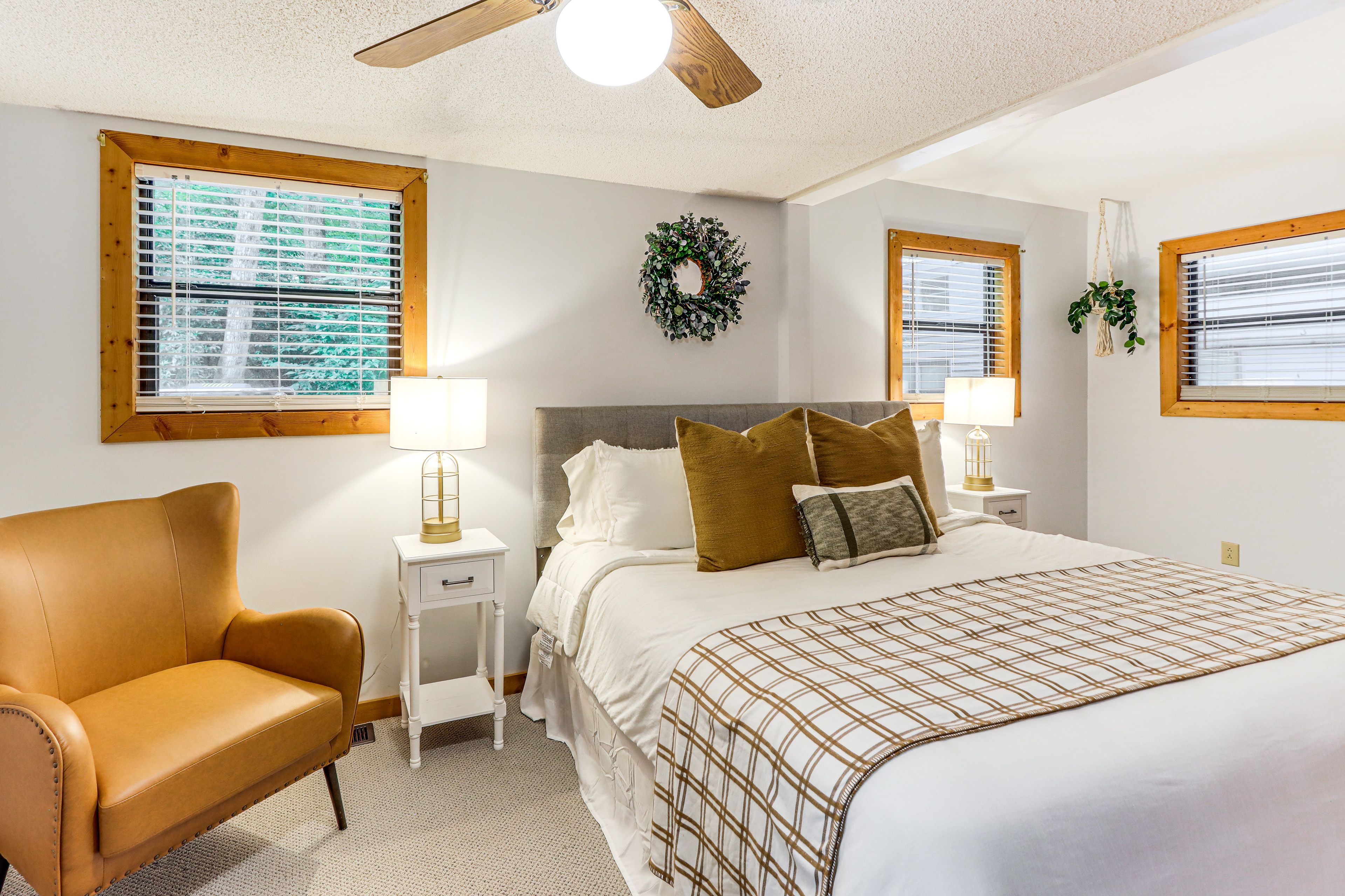 Bedroom | 1st Floor | King Bed | Linens Provided