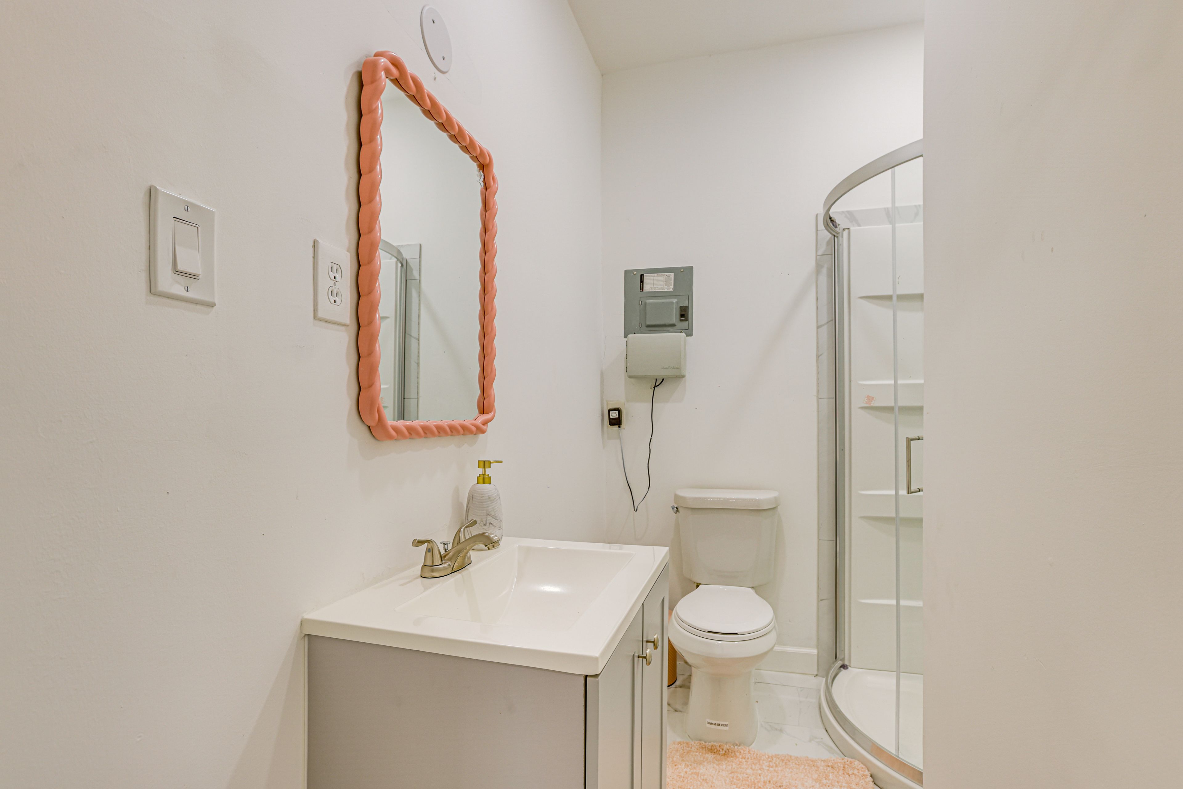 Full Bathroom | Towels Provided