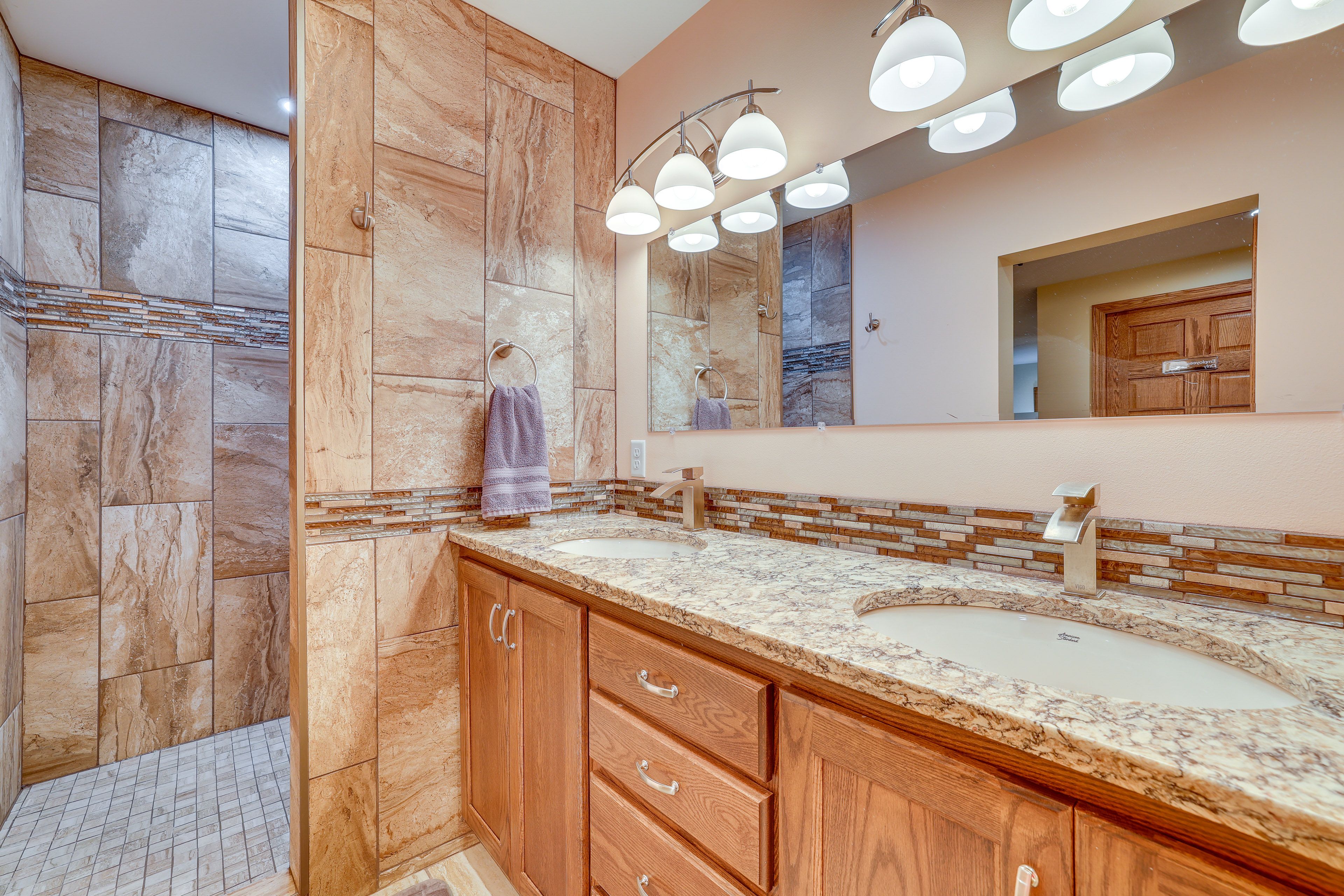 En-Suite Bathroom | Towels Provided | 1st Floor