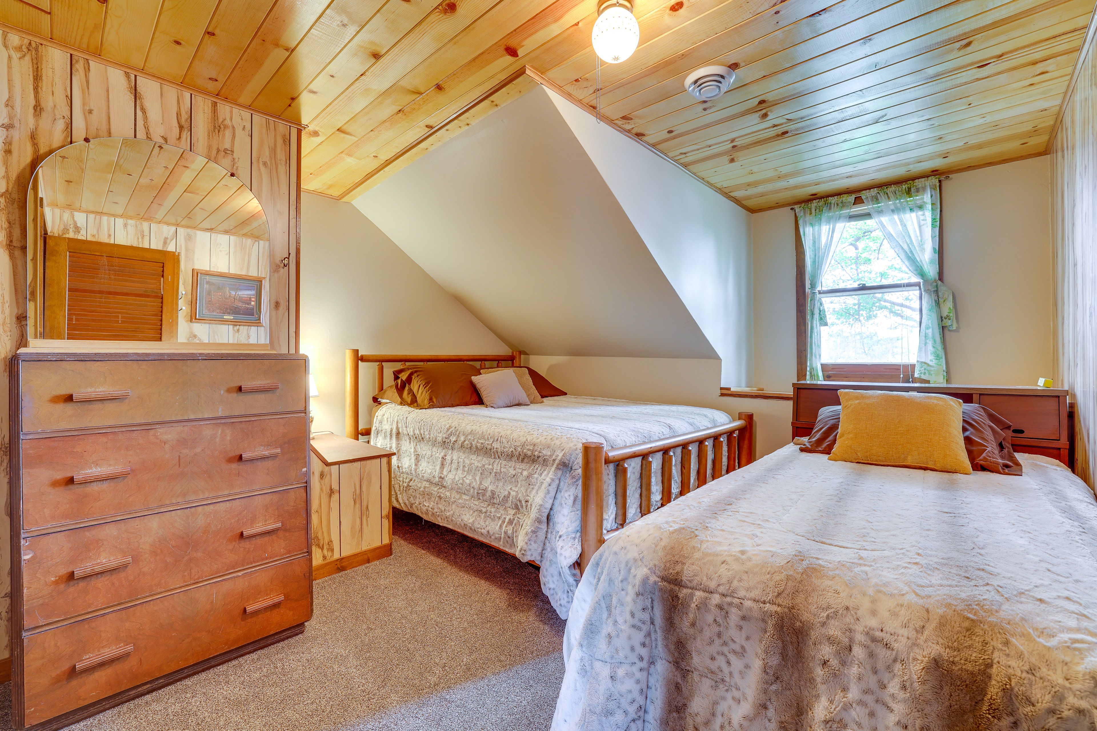 Bedroom 3 | Queen Bed | Twin Bed | 2nd Floor
