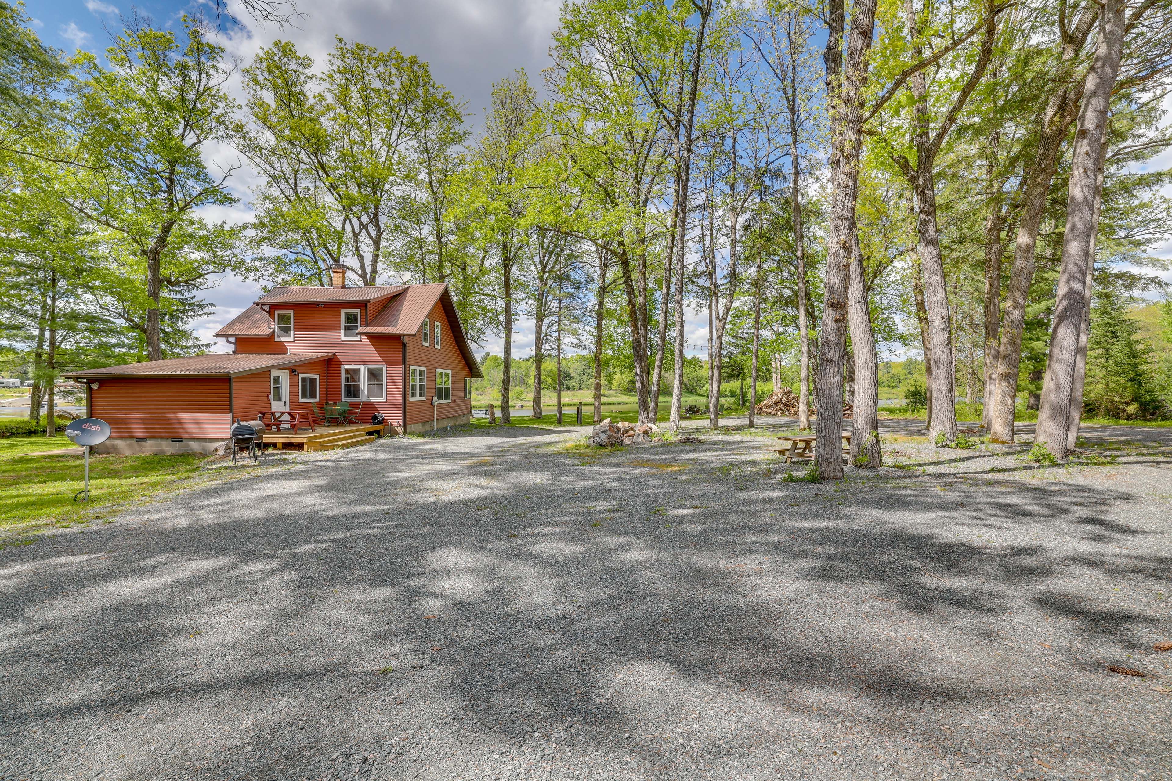 Parking | Private Driveway (14 Vehicles) | Boat & ATV/UTV Trailers Allowed