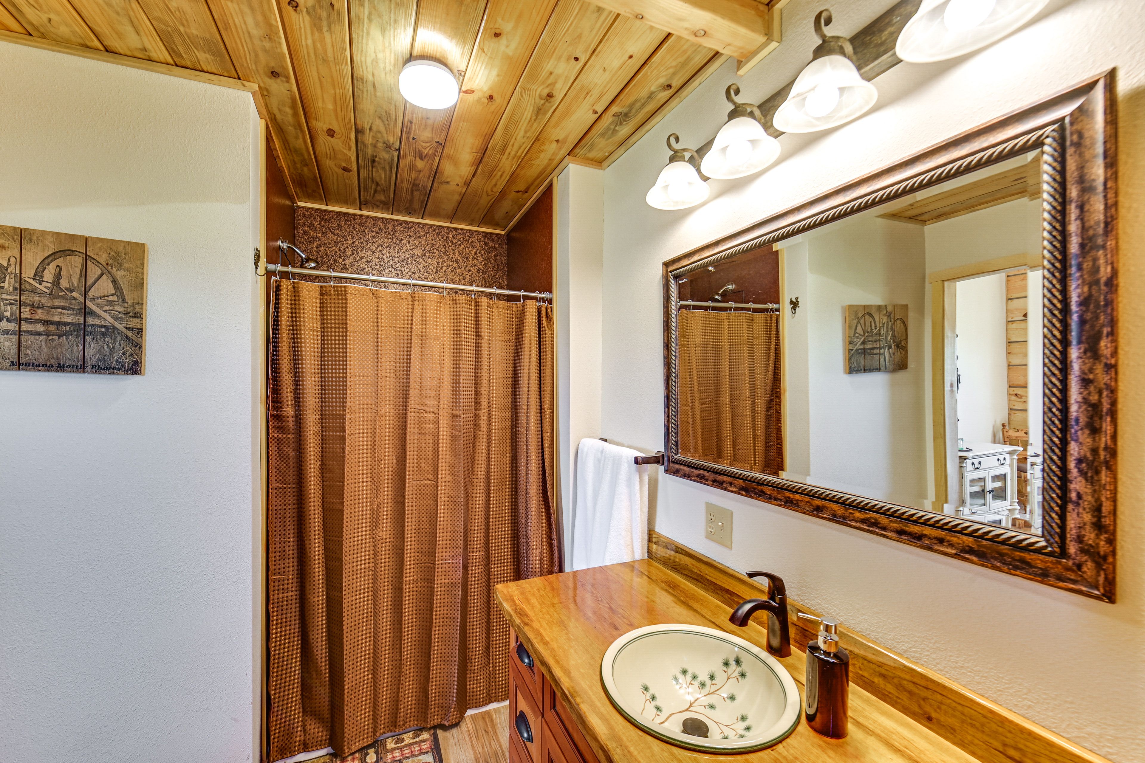 Full Bathroom | Towels Provided