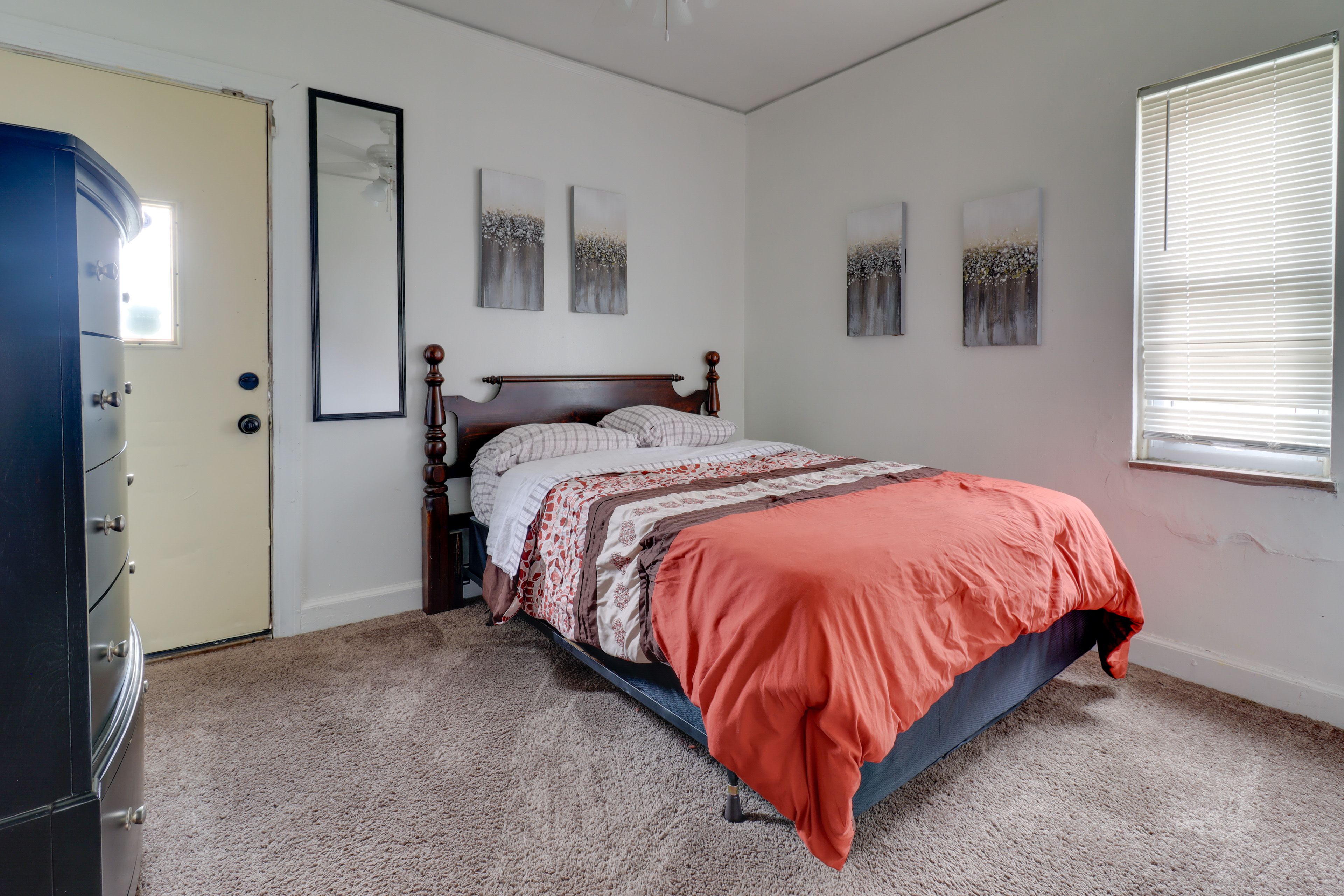 Bedroom 1 | Queen Bed | Linens Provided | 1st Floor