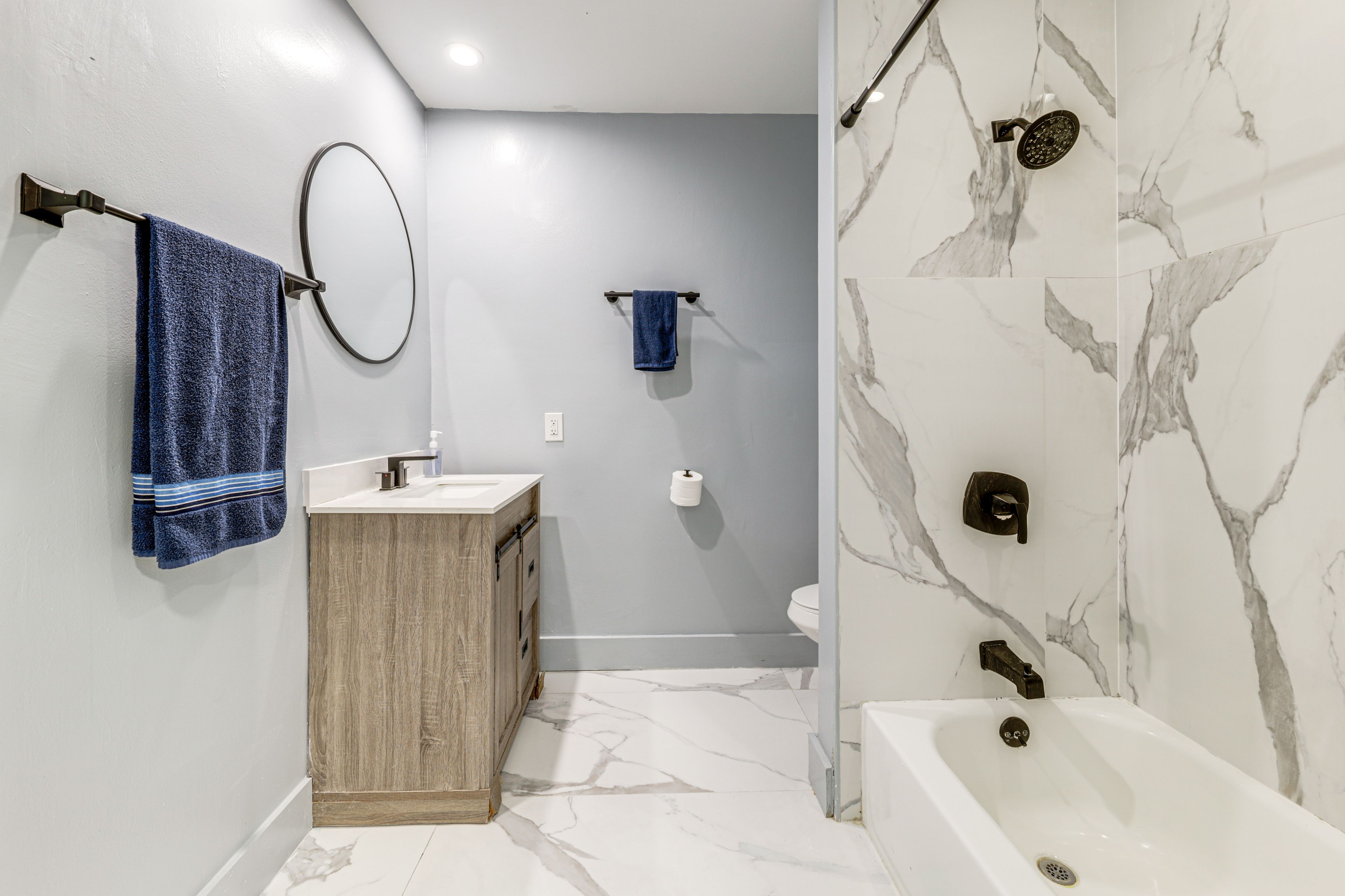Full Bathroom | Towels Provided