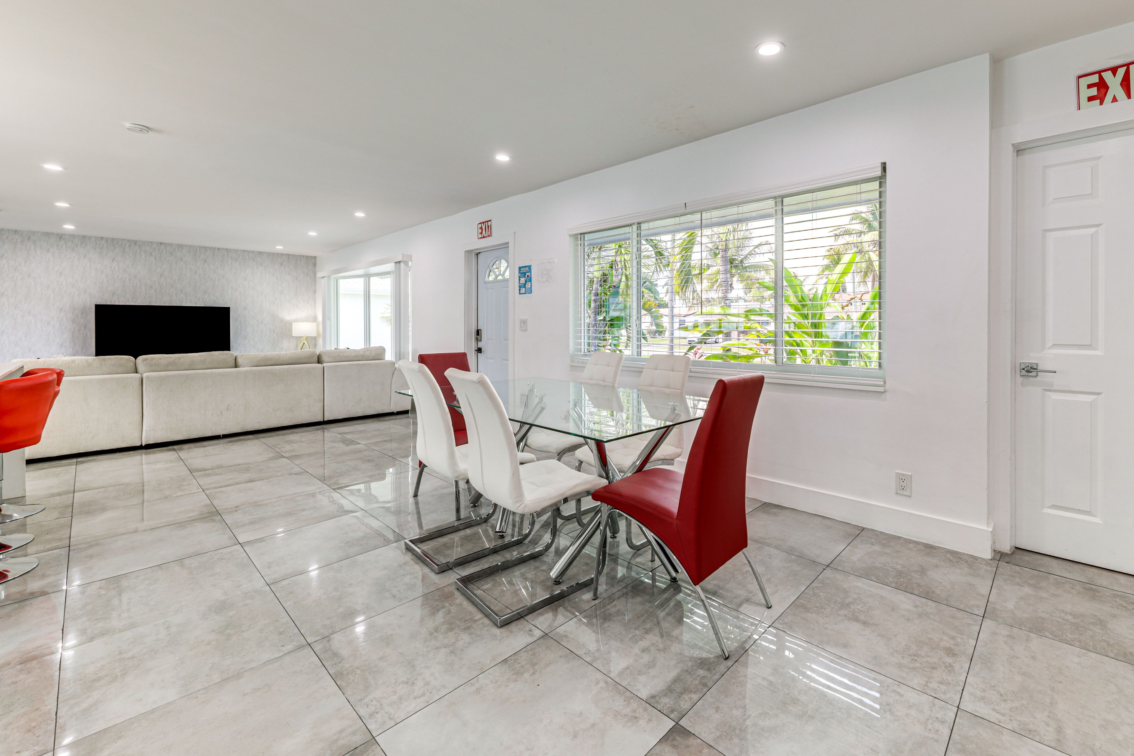 Dining Area | Dishware/Flatware Provided