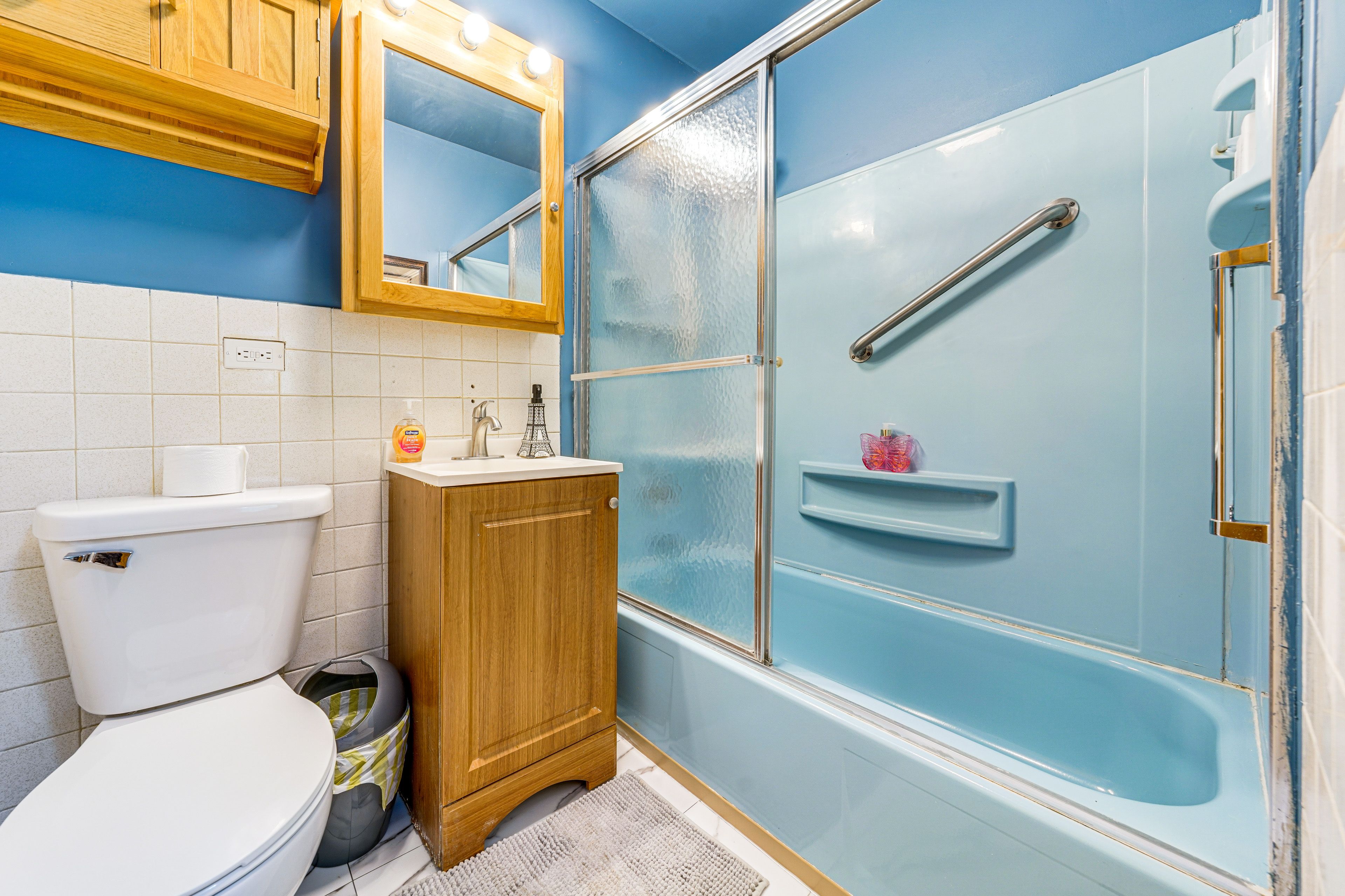 Full Bathroom | Towels Provided | Complimentary Toiletries