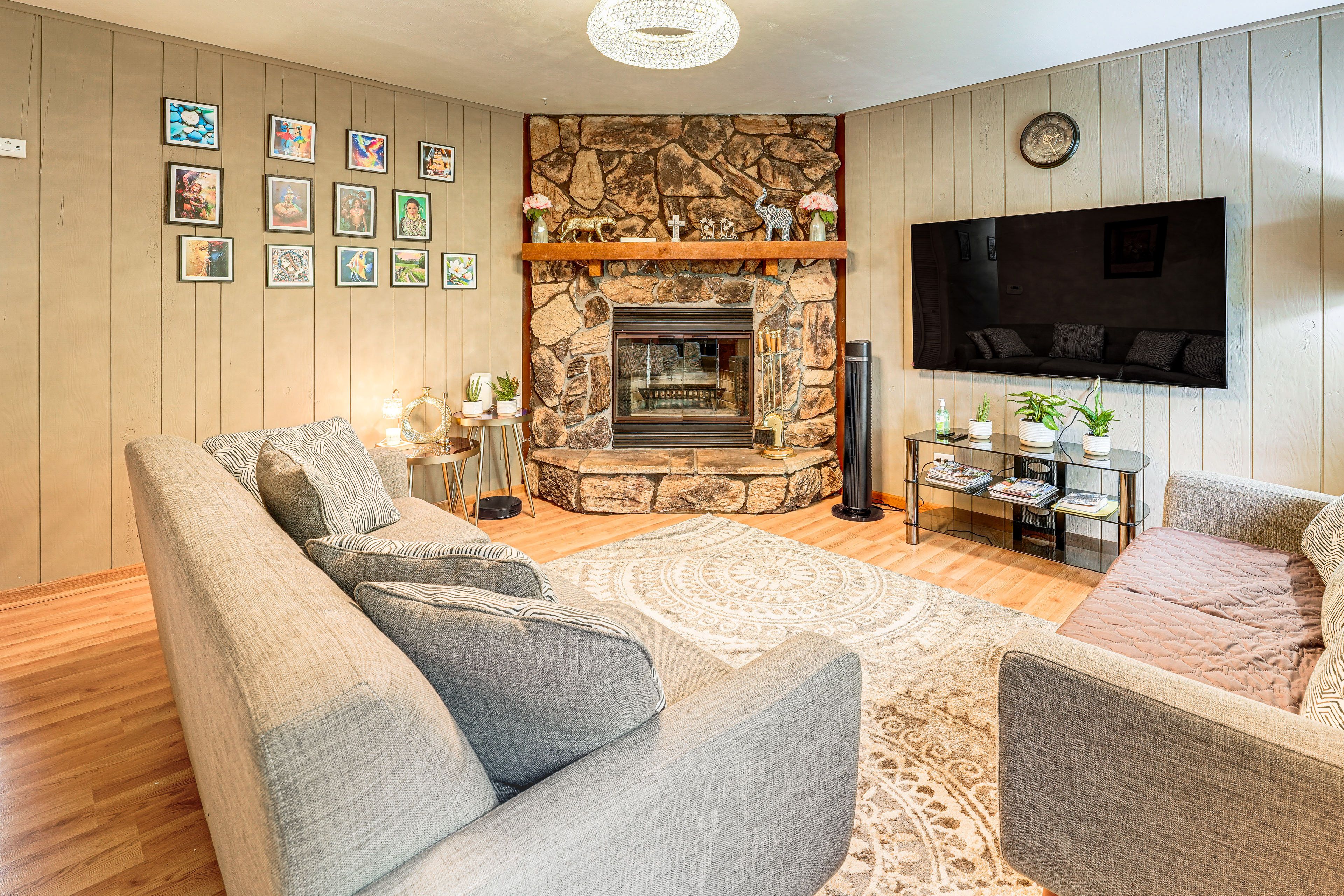 Living Room | Free WiFi | Central Heating & Air Conditioning