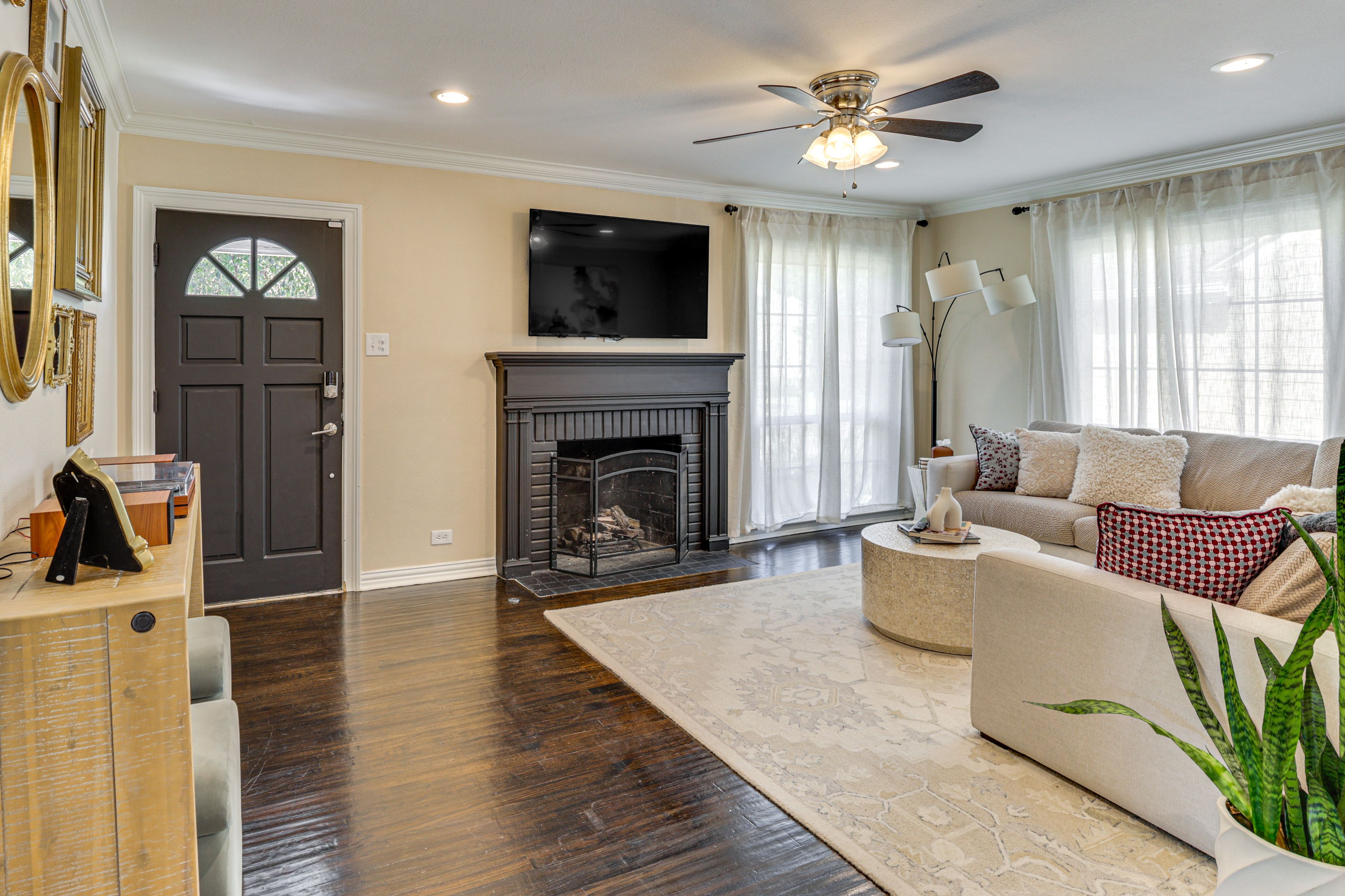 Living Room | Free WiFi | Central A/C & Heat | Gas Fireplace