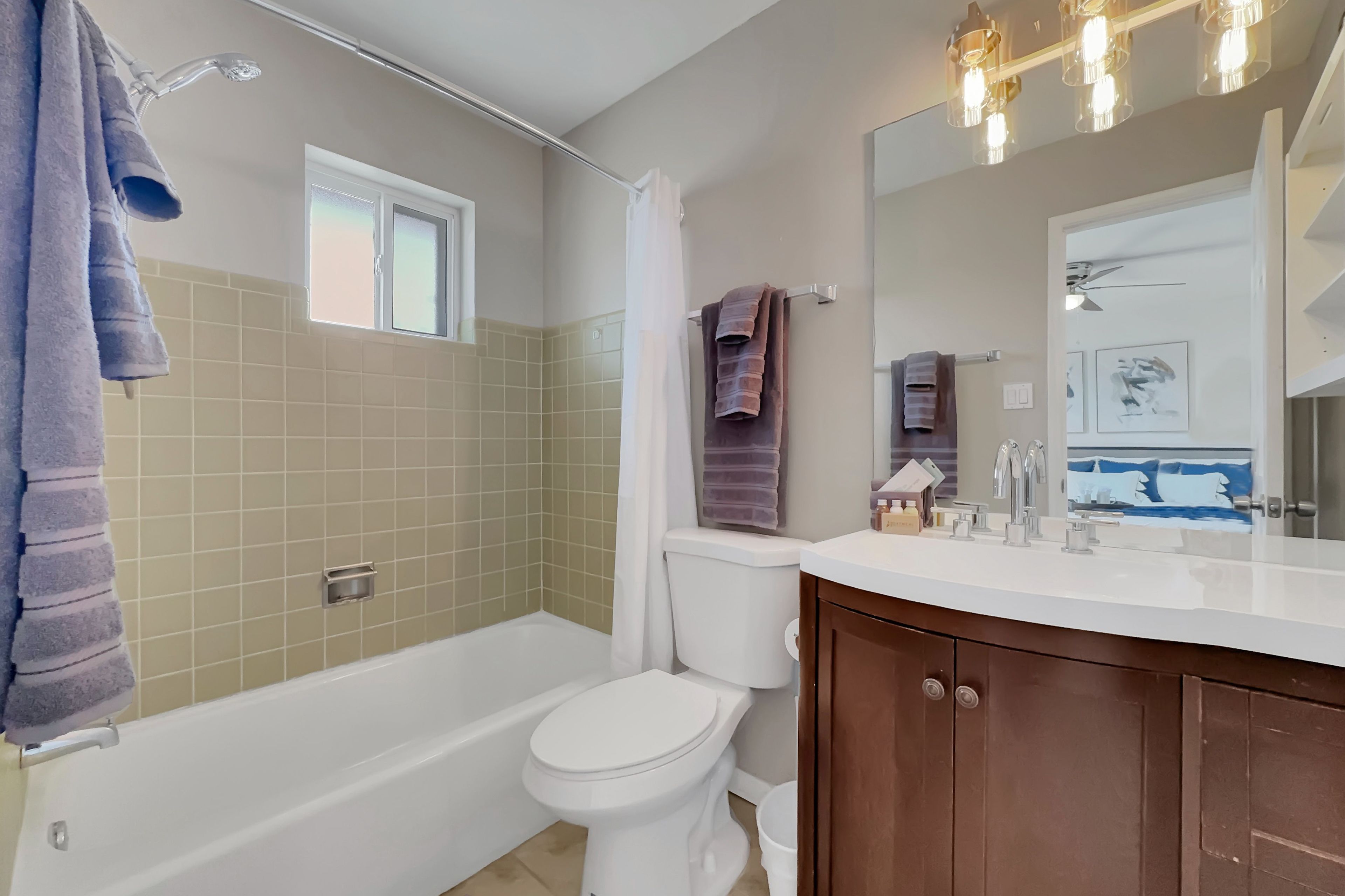 Full Bathroom | Towels Provided