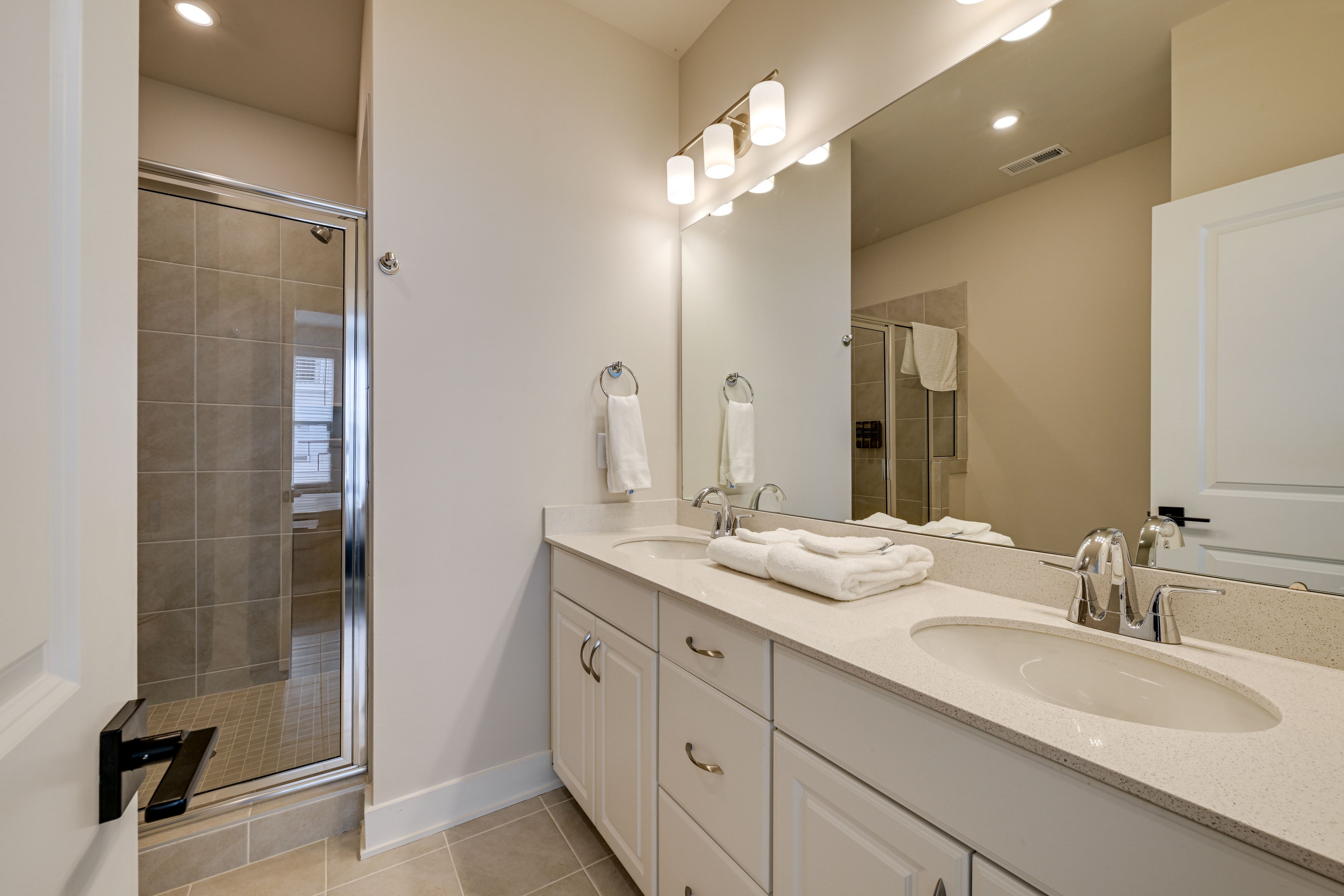 Full Bathroom | Towels Provided | 3rd Floor