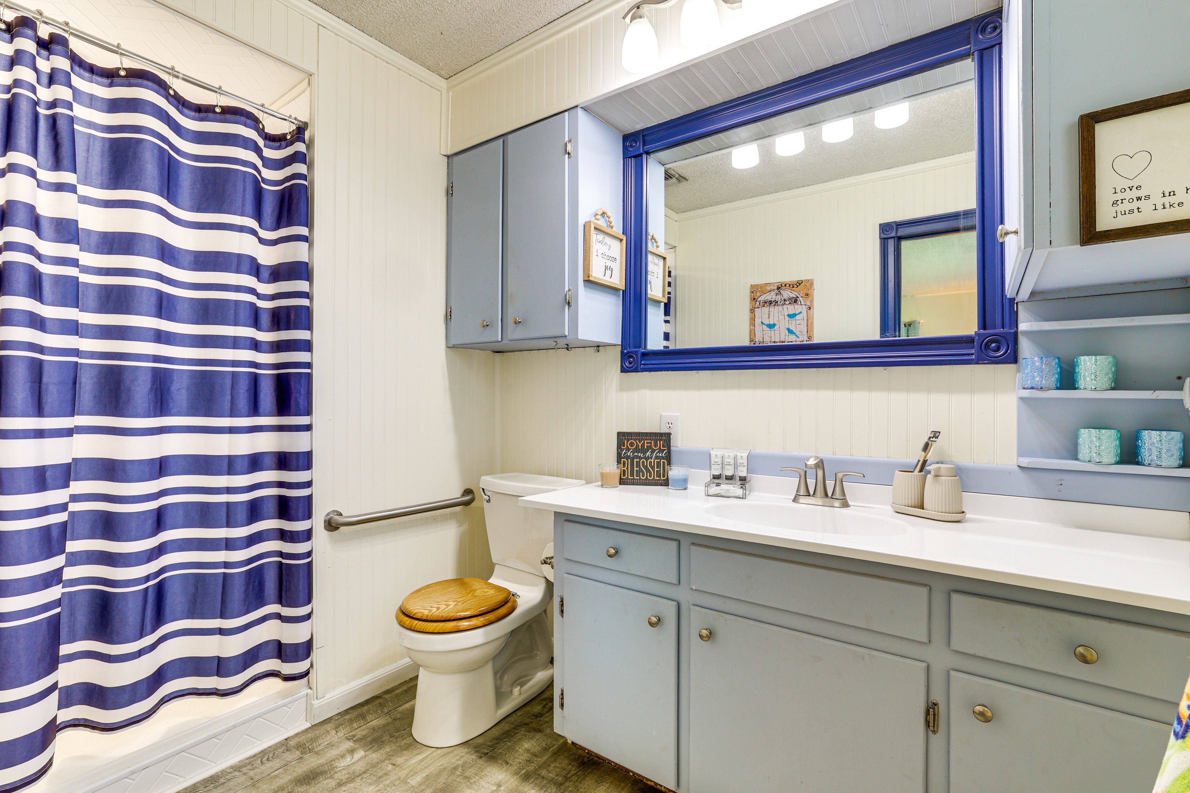 Full Bathroom | Towels Provided