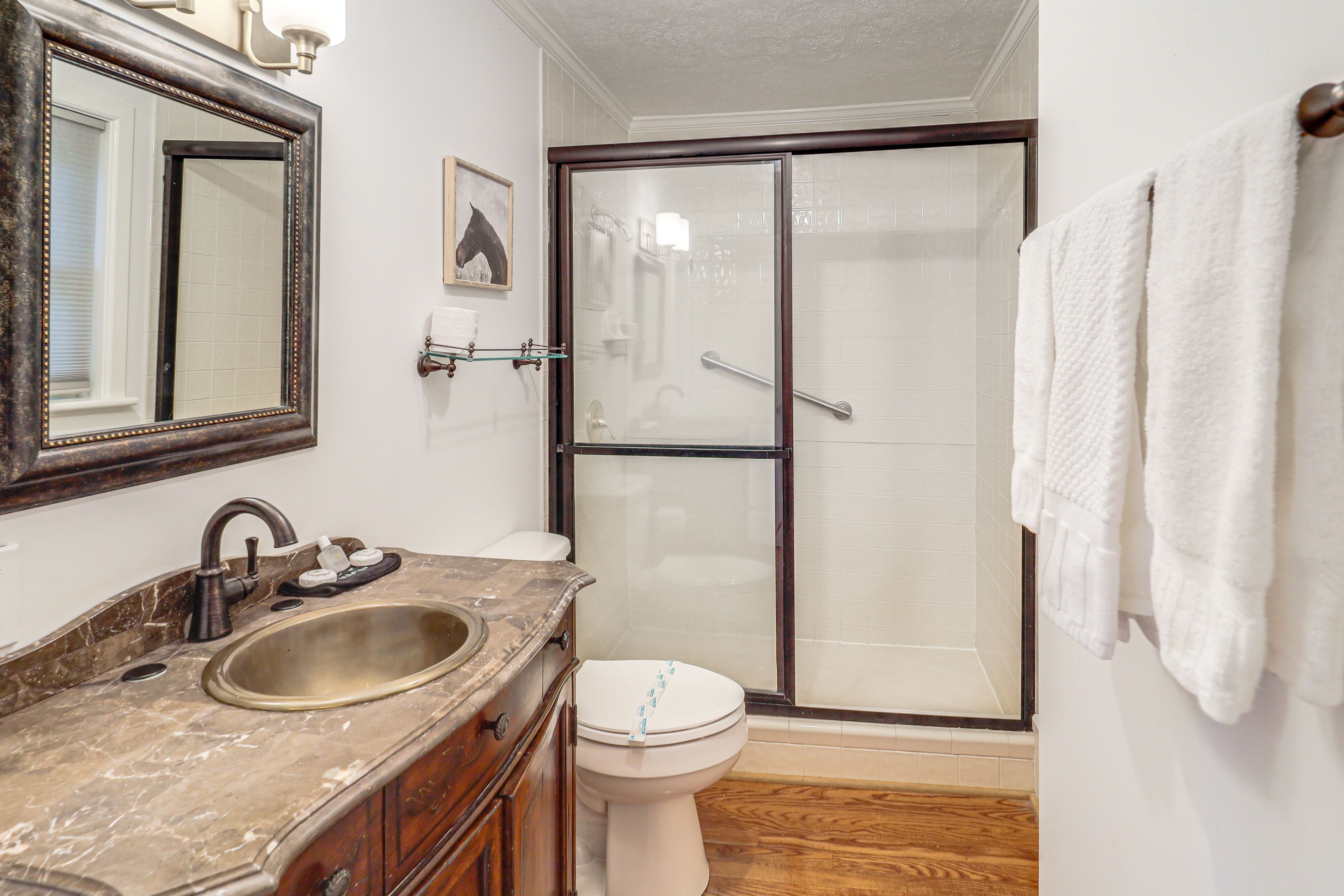 Full Bathroom | Towels Provided