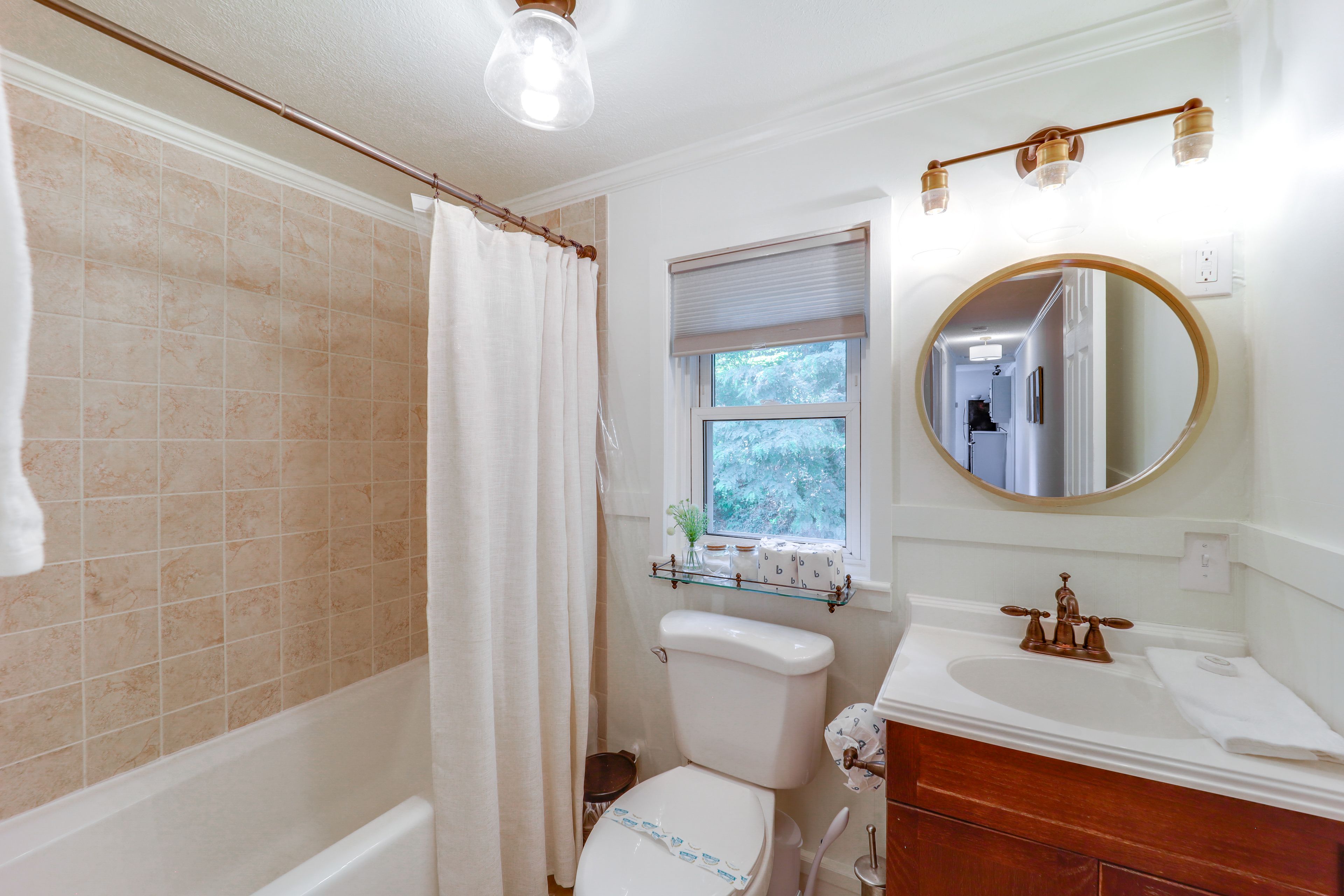 Full Bathroom | Towels Provided