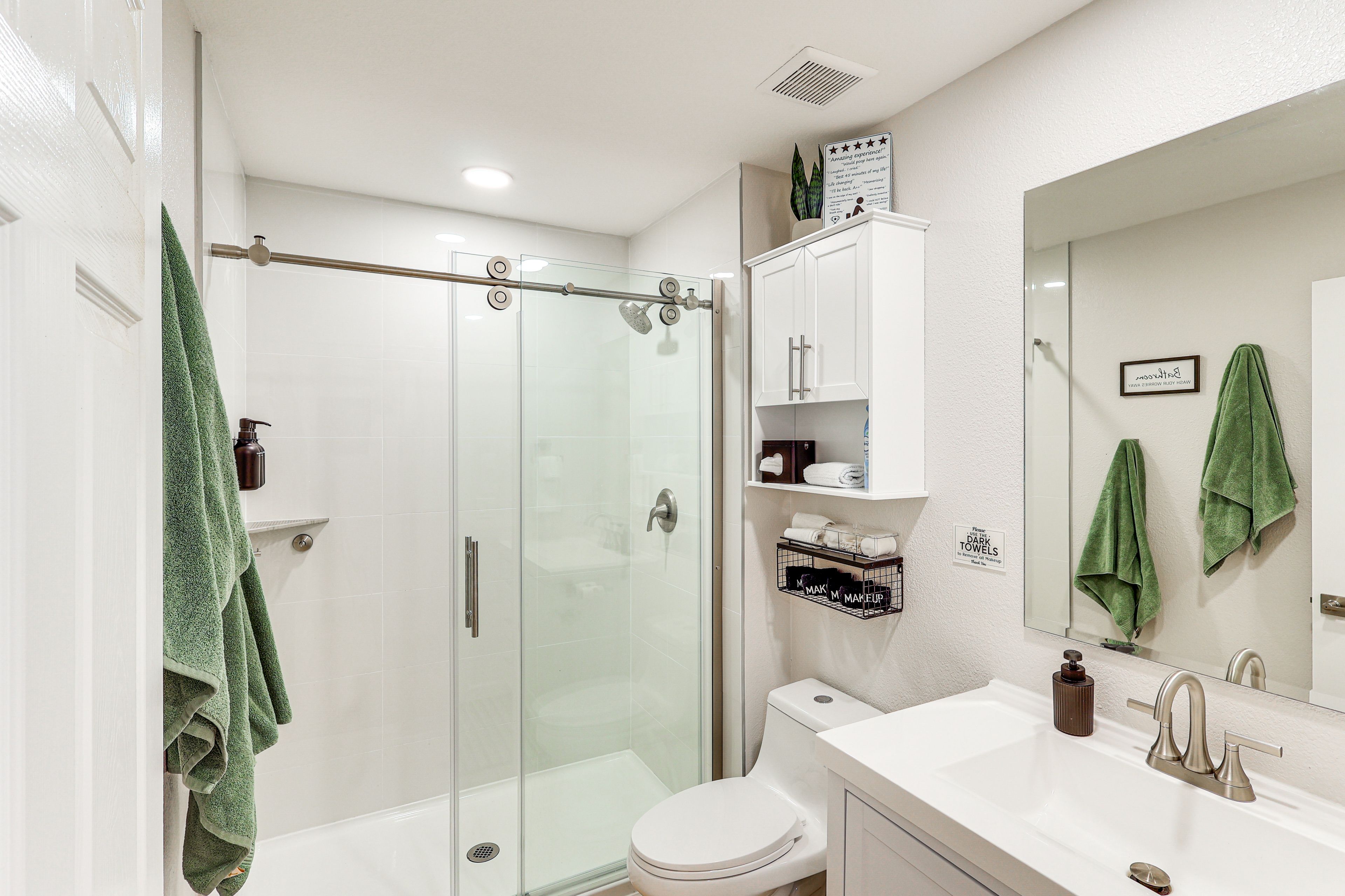 Full Bathroom | Towels Provided