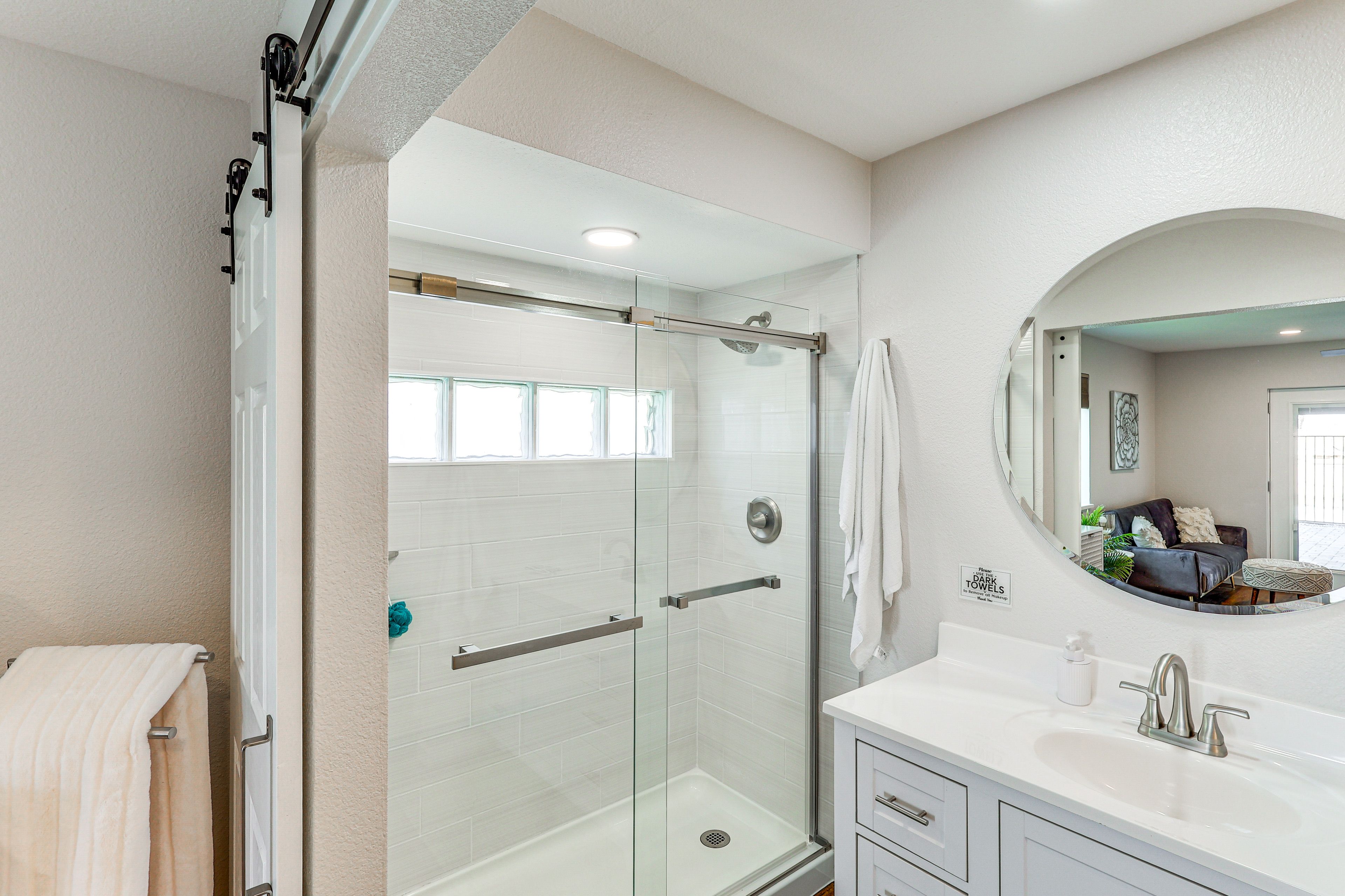 Full Bathroom | Towels Provided