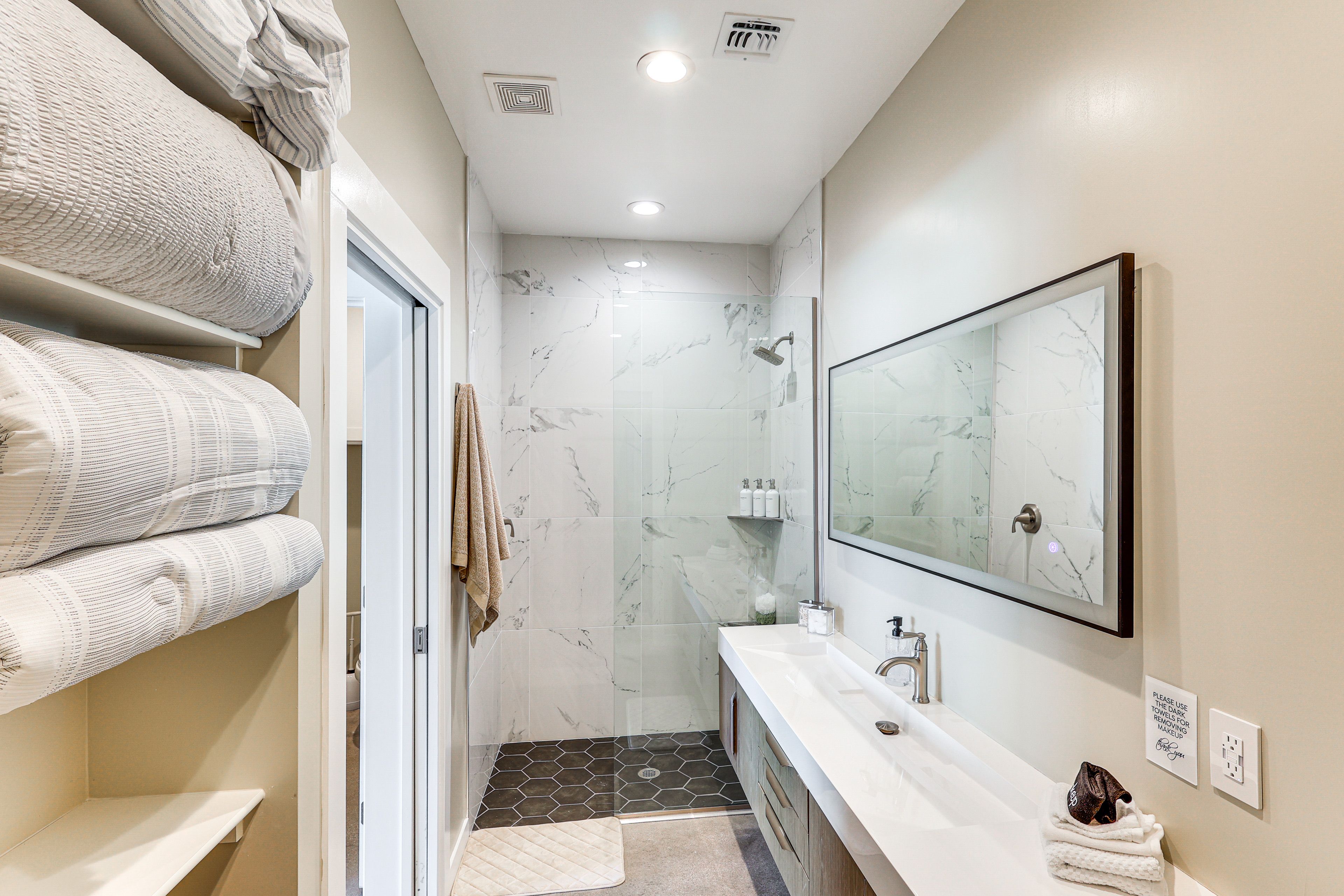 Full Bathroom (Detached Casita) | Towels Provided
