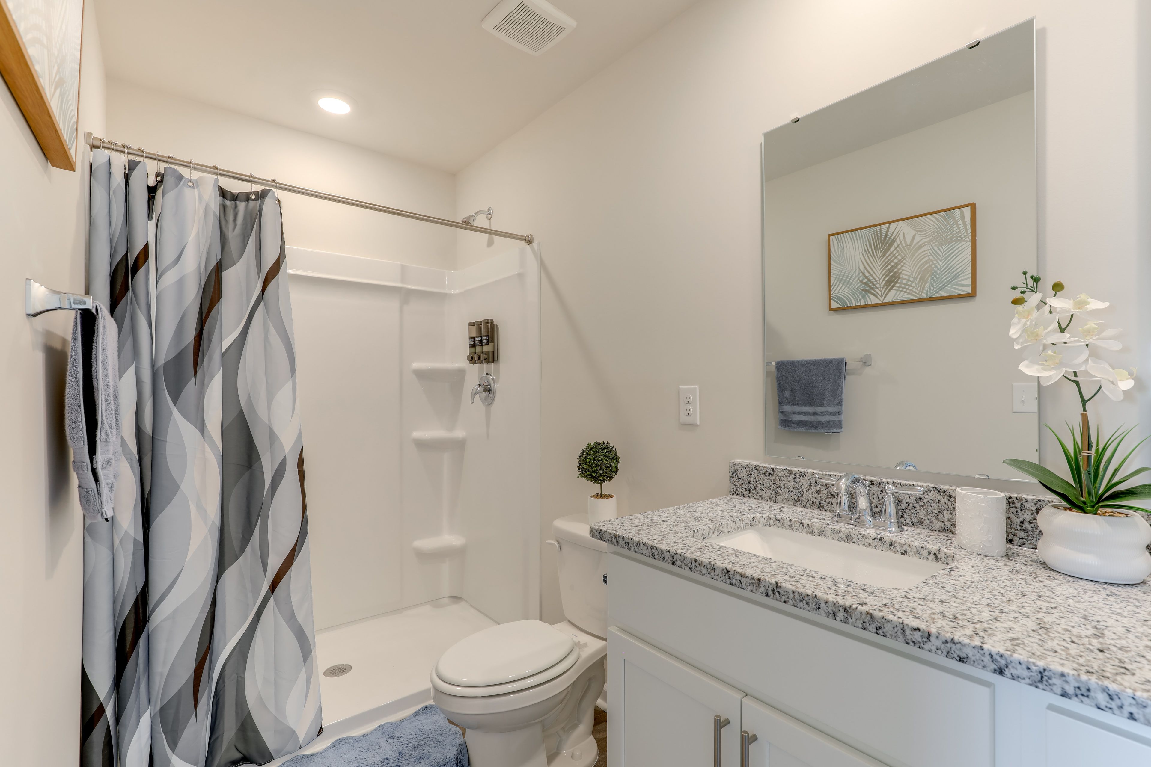 Full Bathroom | 2nd Floor | Towels Provided
