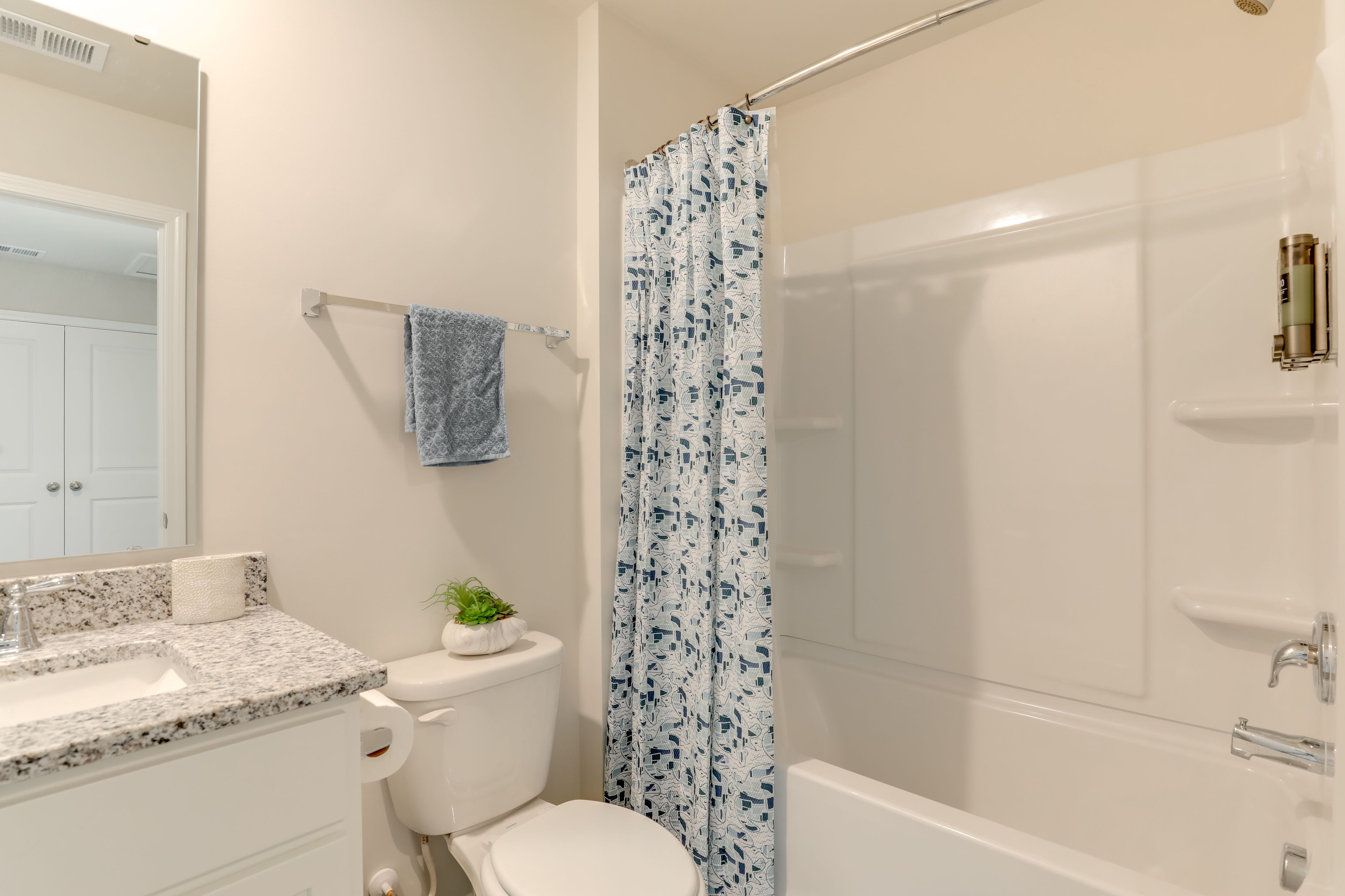 Full Bathroom | 2nd Floor | Complimentary Toiletries